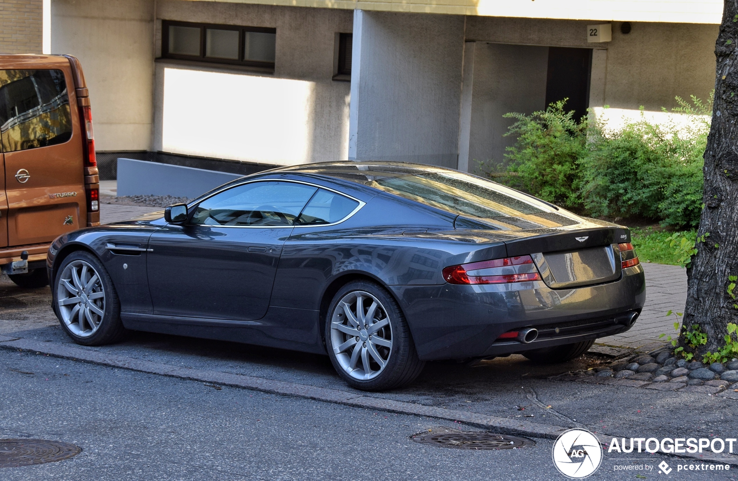 ASTON MARTIN カタログ 1200px-Salon_de_l'