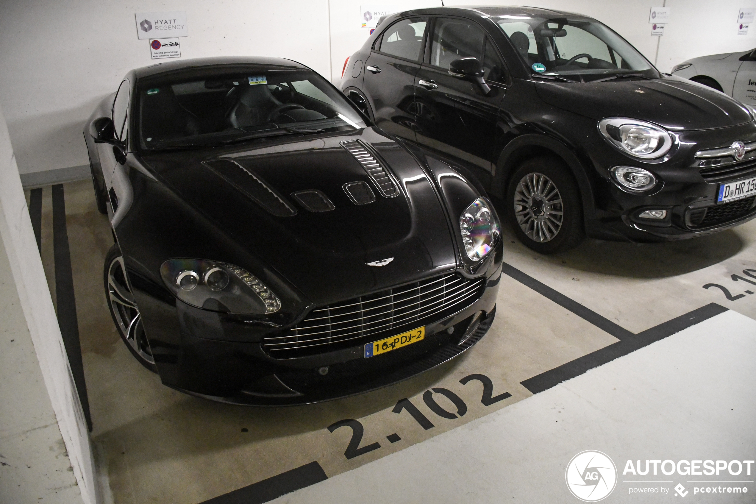 Aston Martin V12 Vantage Carbon Black Edition