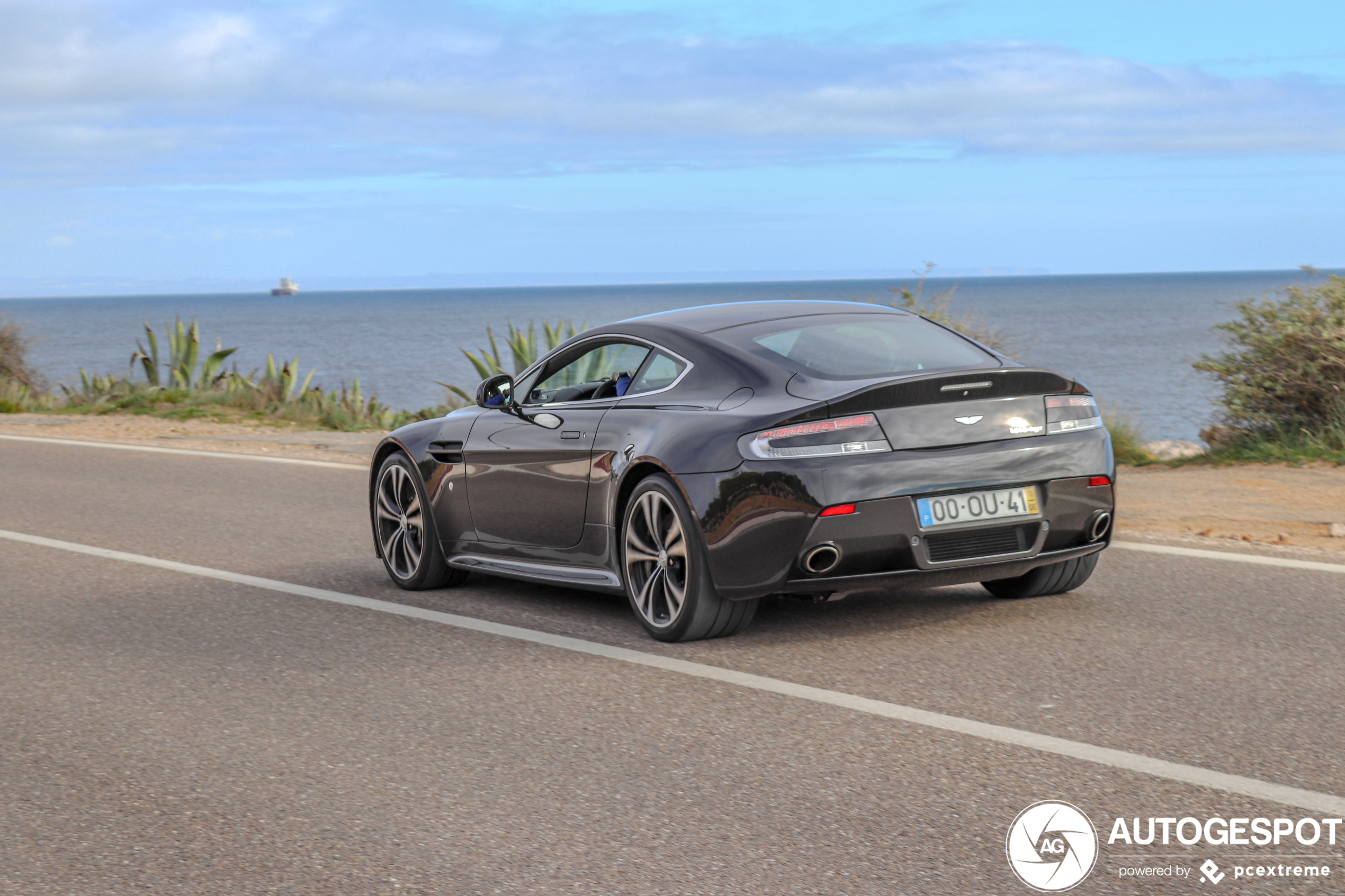 Aston Martin V12 Vantage Carbon Black Edition