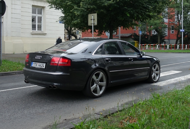 Audi S8 D3