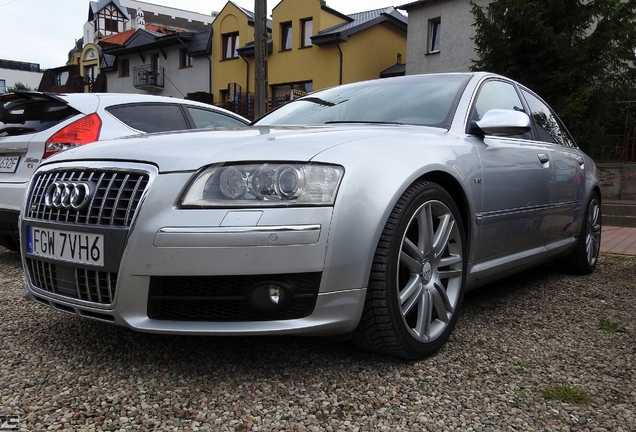 Audi S8 D3