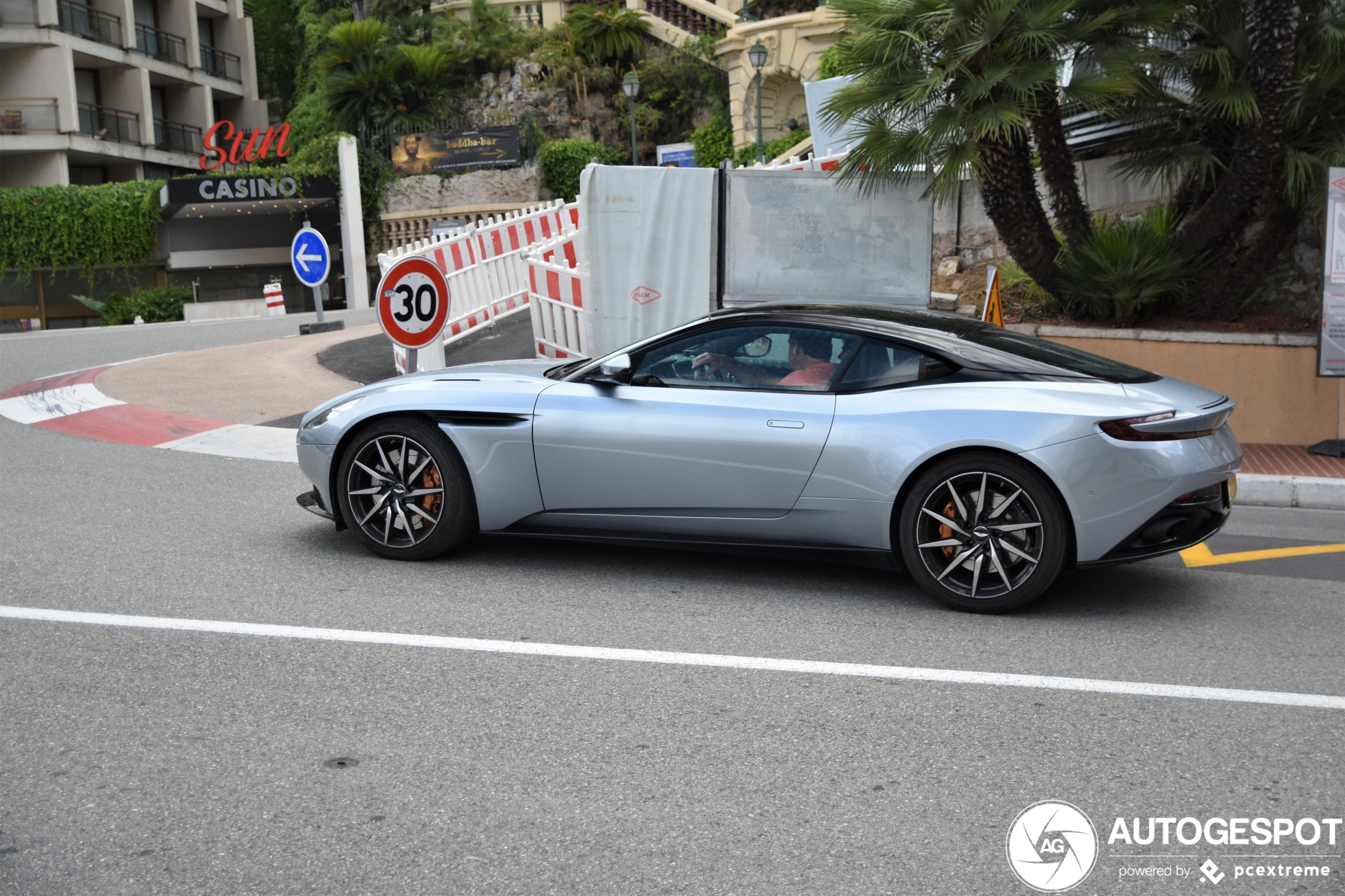 Aston Martin DB11