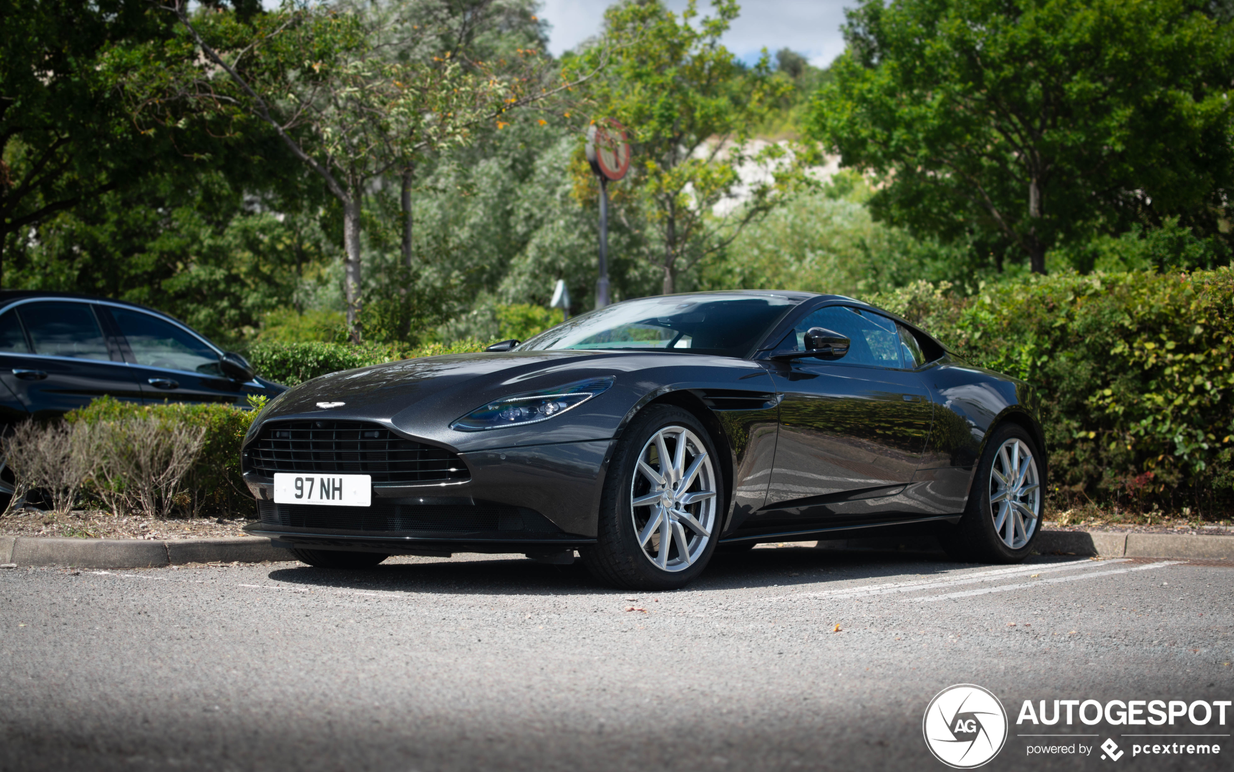 Aston Martin DB11 V8