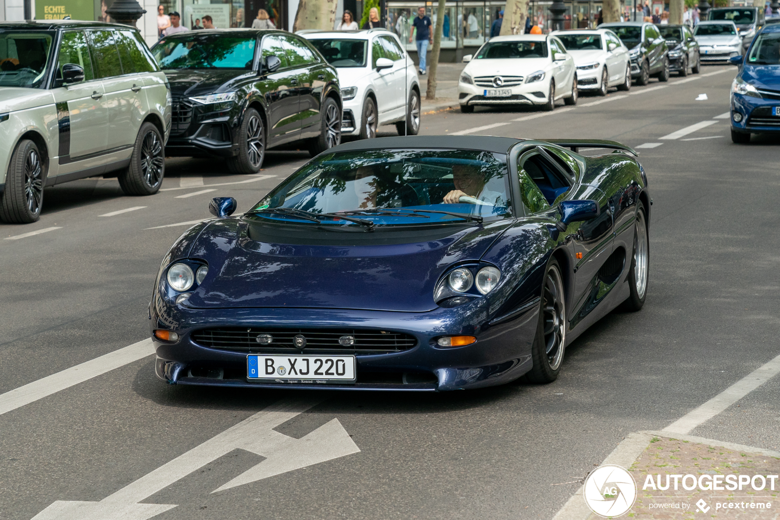 Eén van 281 Jaguars XJ220 werd weer even losgelaten