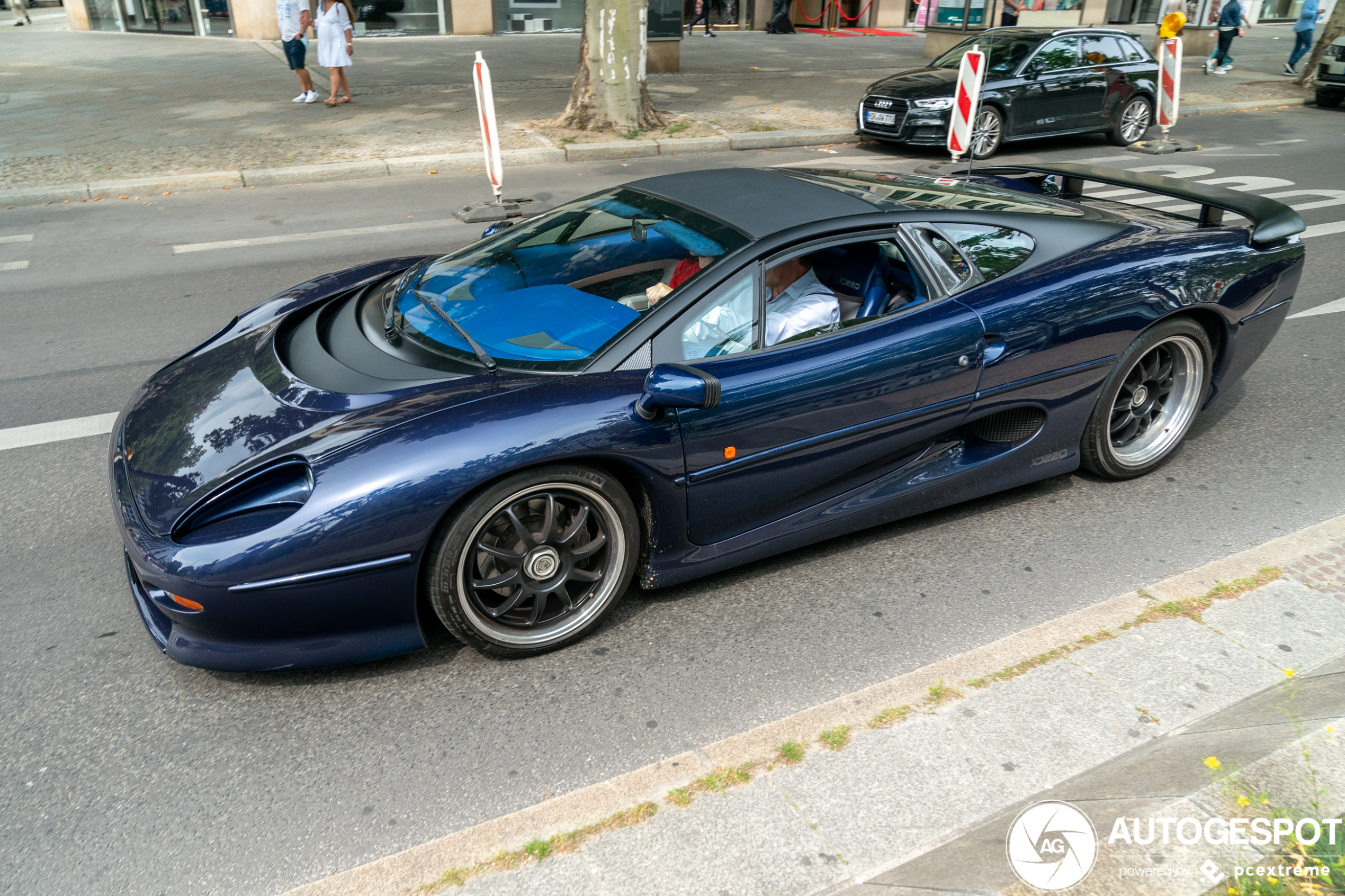 Eén van 281 Jaguars XJ220 werd weer even losgelaten