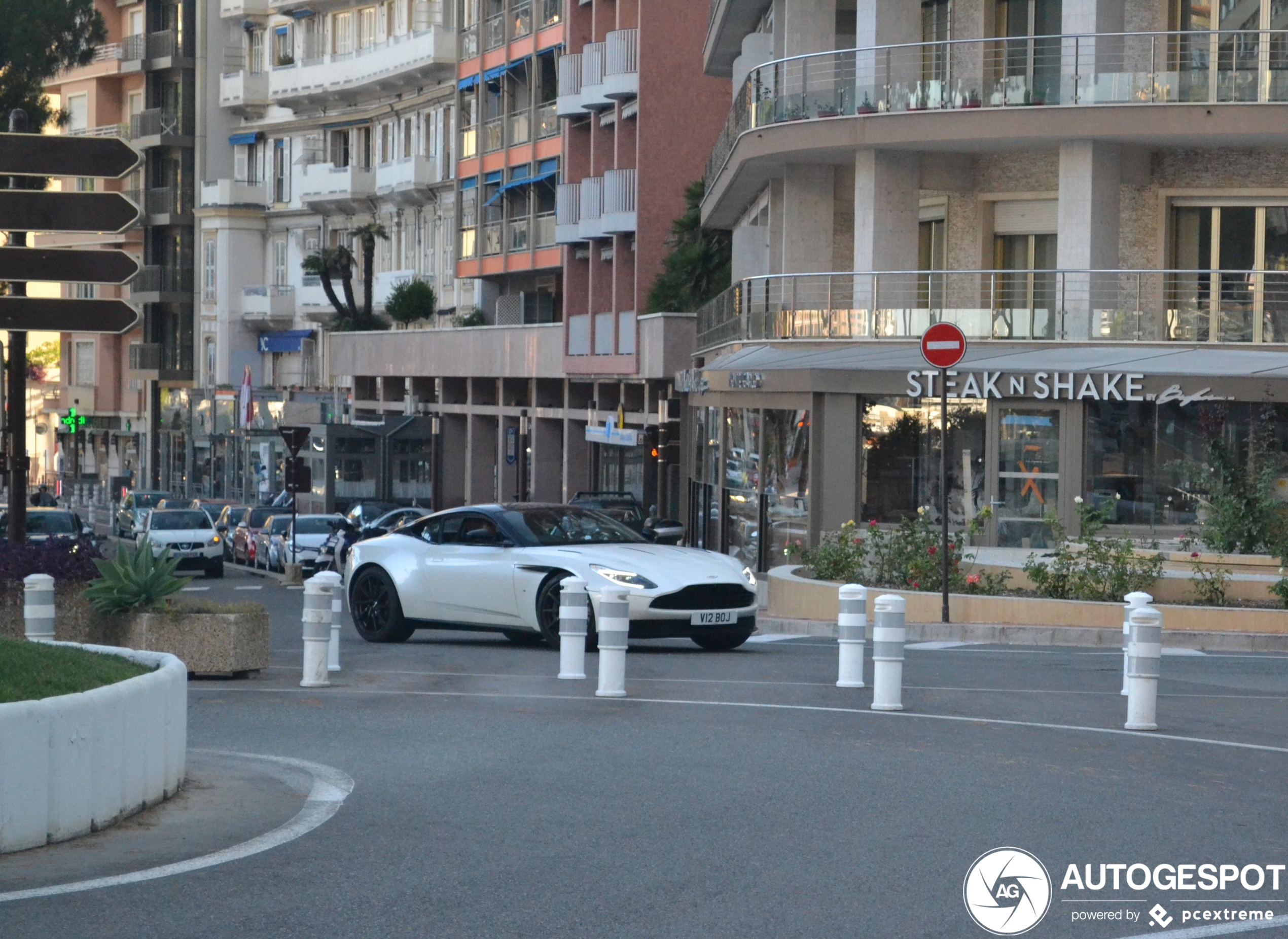 Aston Martin DB11