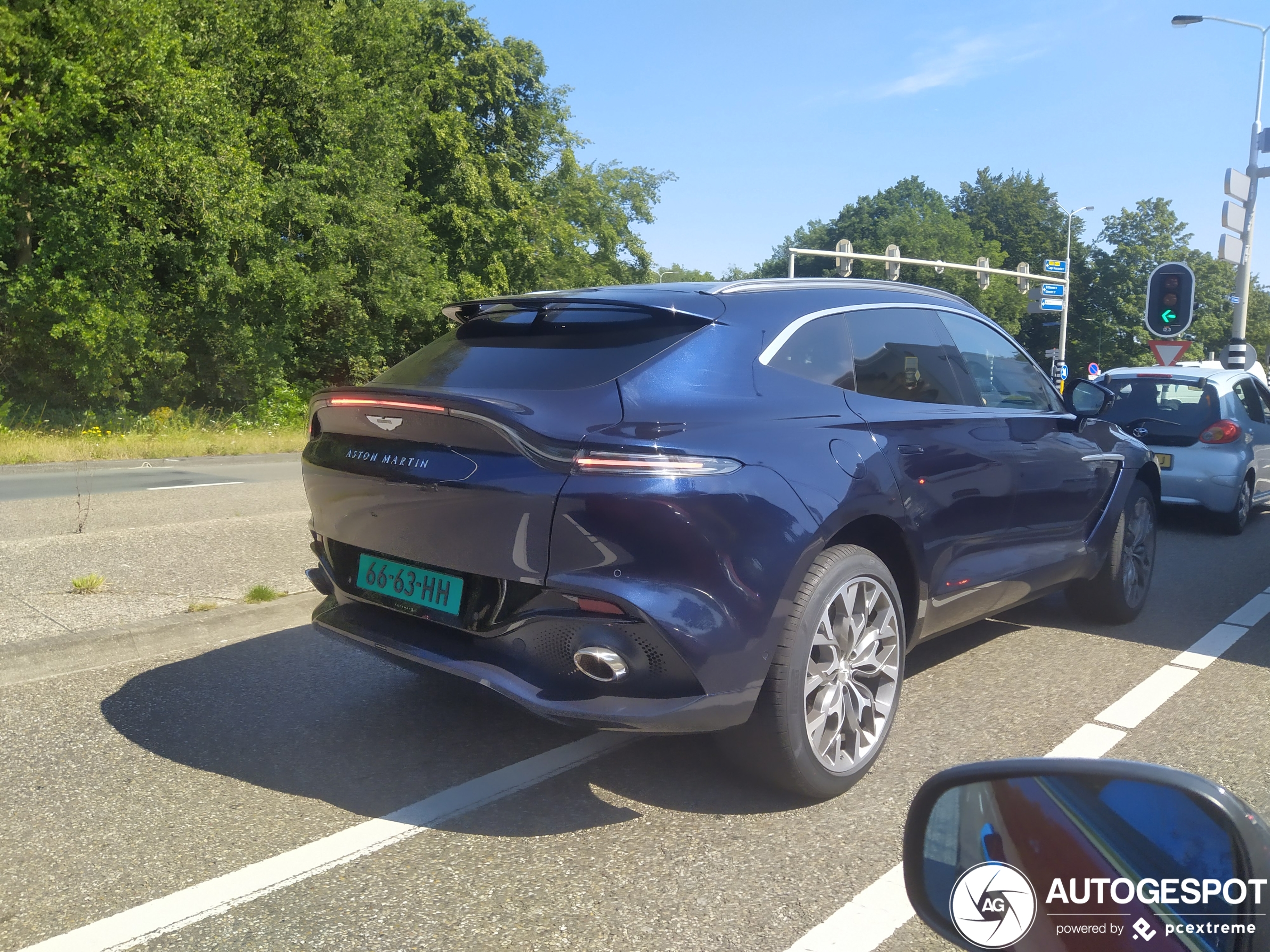 Wordt dit de eerste Aston Martin DBX op gele platen?