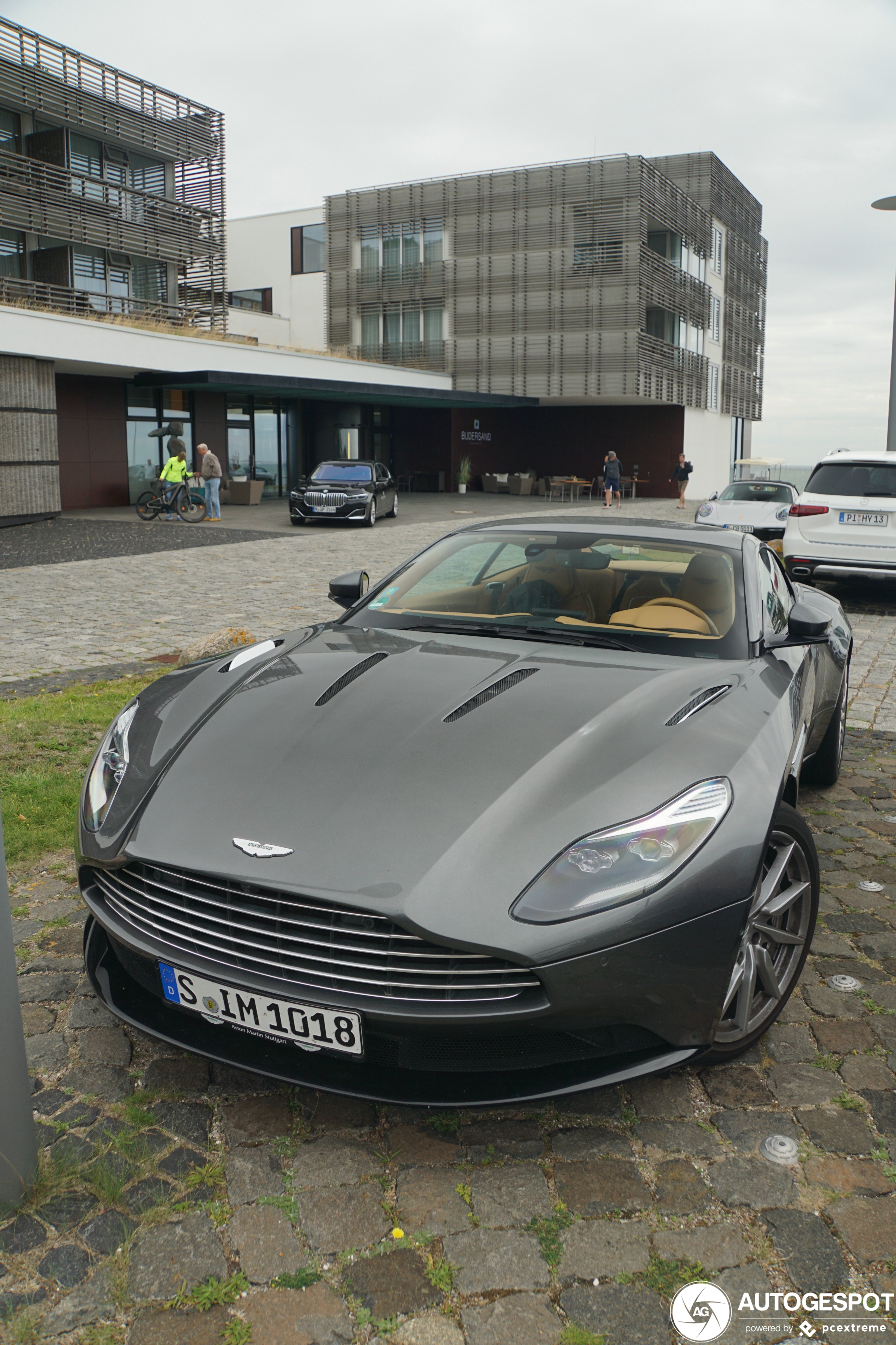 Aston Martin DB11