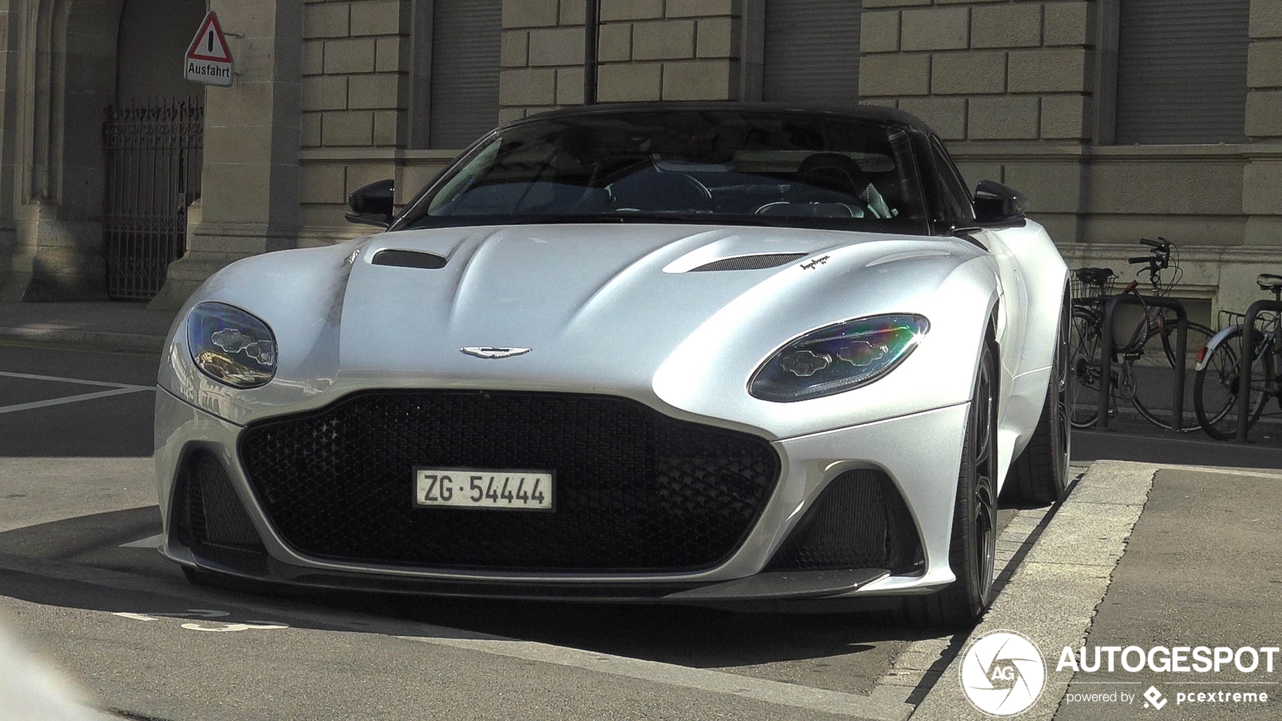 Aston Martin DBS Superleggera Volante