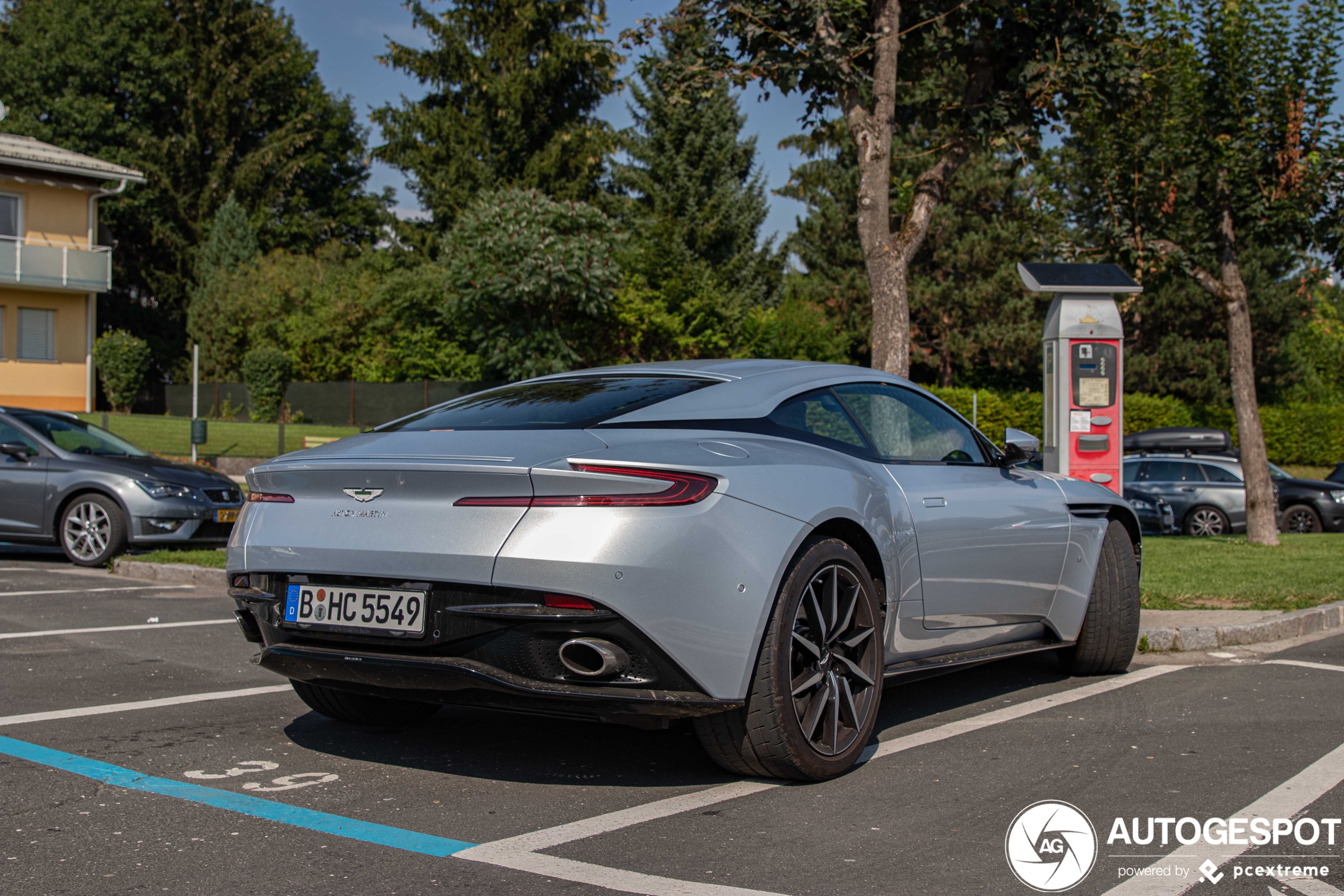 Aston Martin DB11