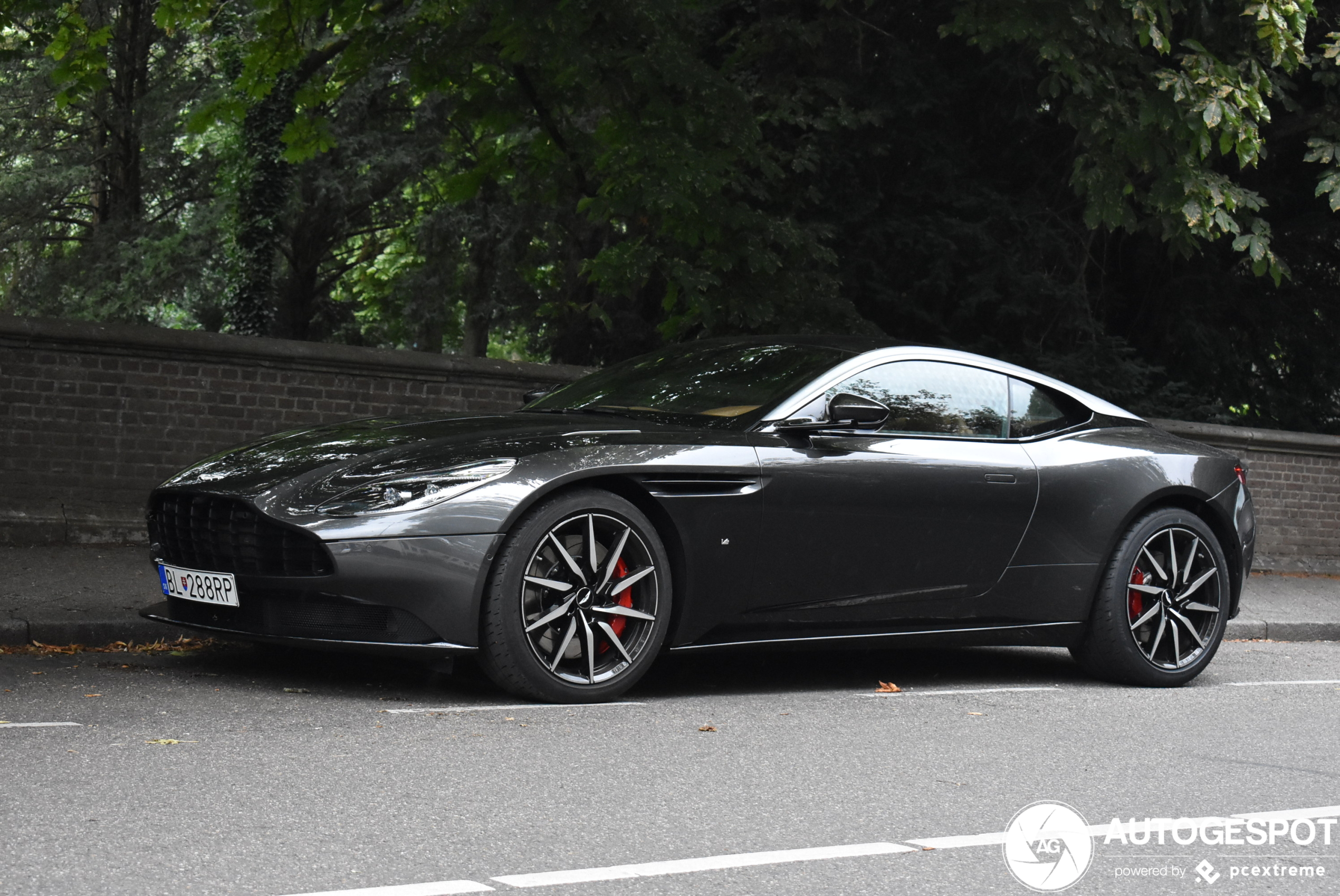 Aston Martin DB11