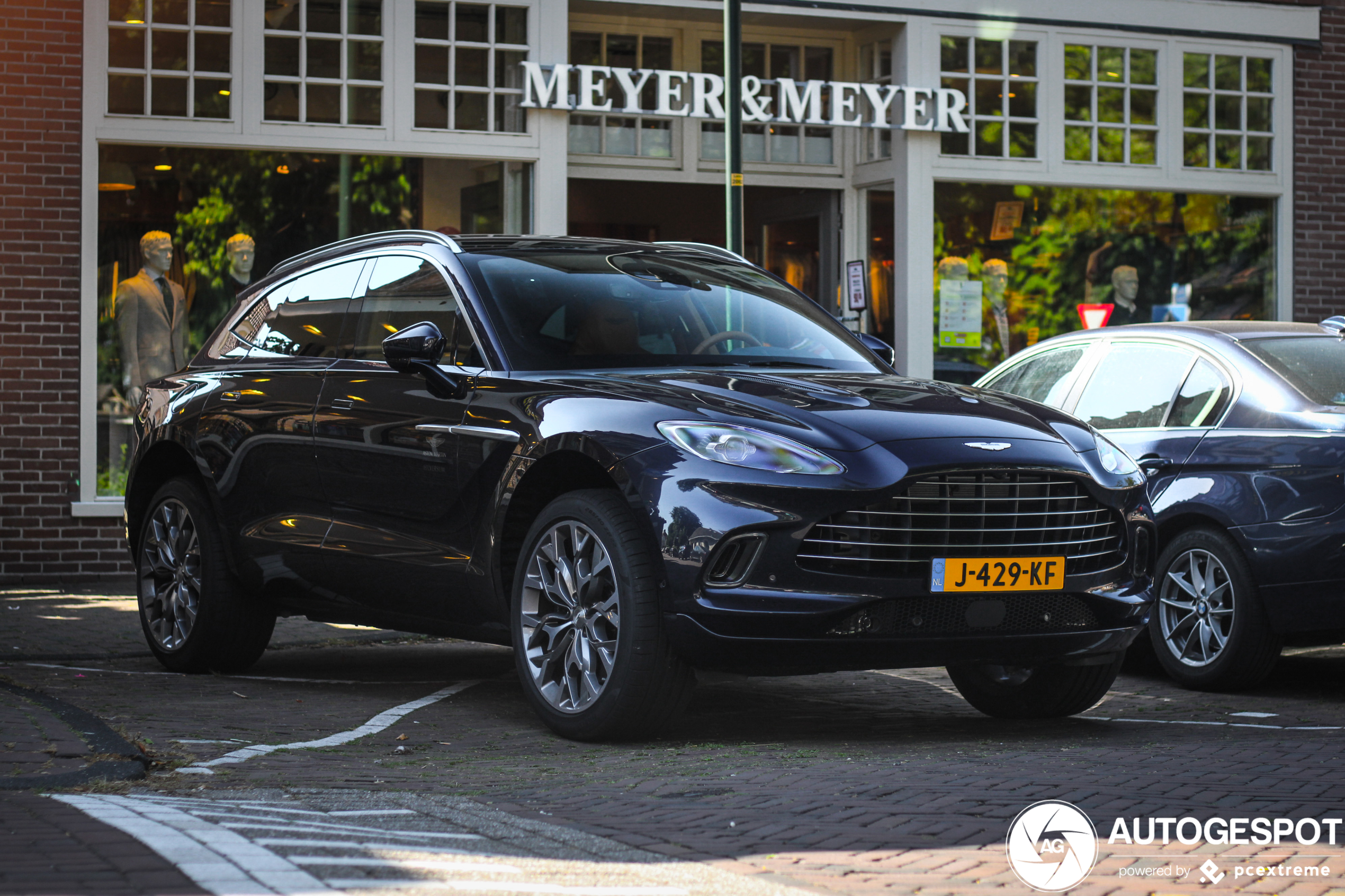 Dit is de eerste Aston Martin DBX op Nederlands kenteken