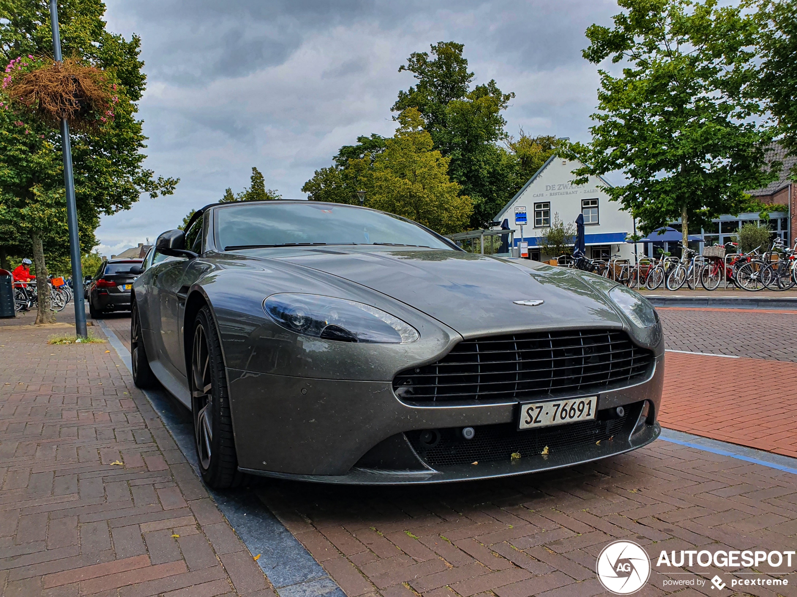 Aston Martin V8 Vantage Roadster 2012