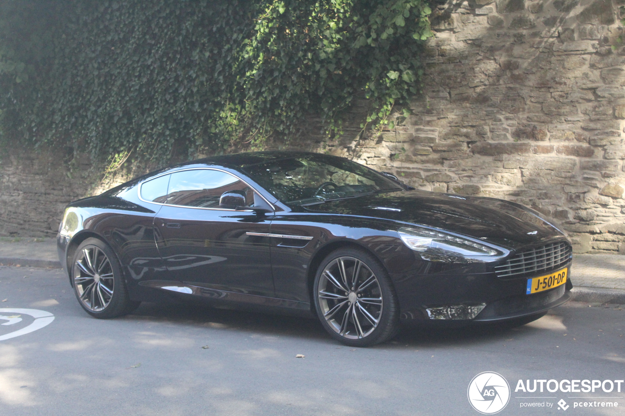 Aston Martin Virage 2011