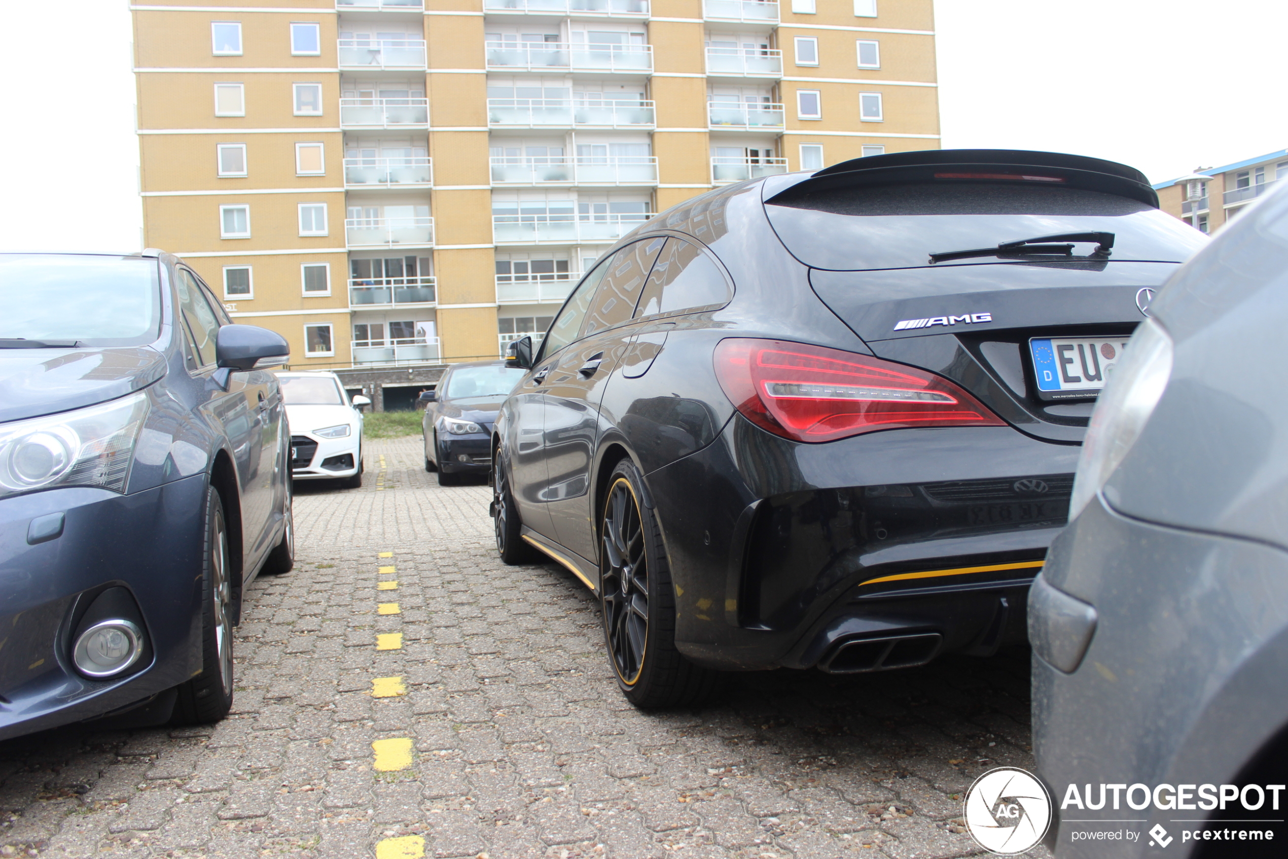 Mercedes-AMG CLA 45 Shooting Brake X117 Yellow Night Edition