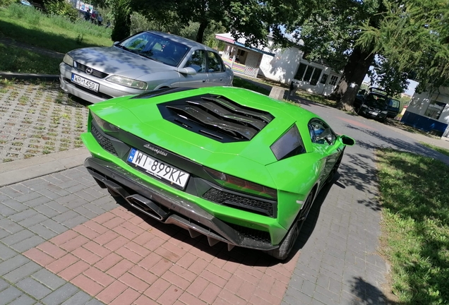 Lamborghini Aventador S LP740-4