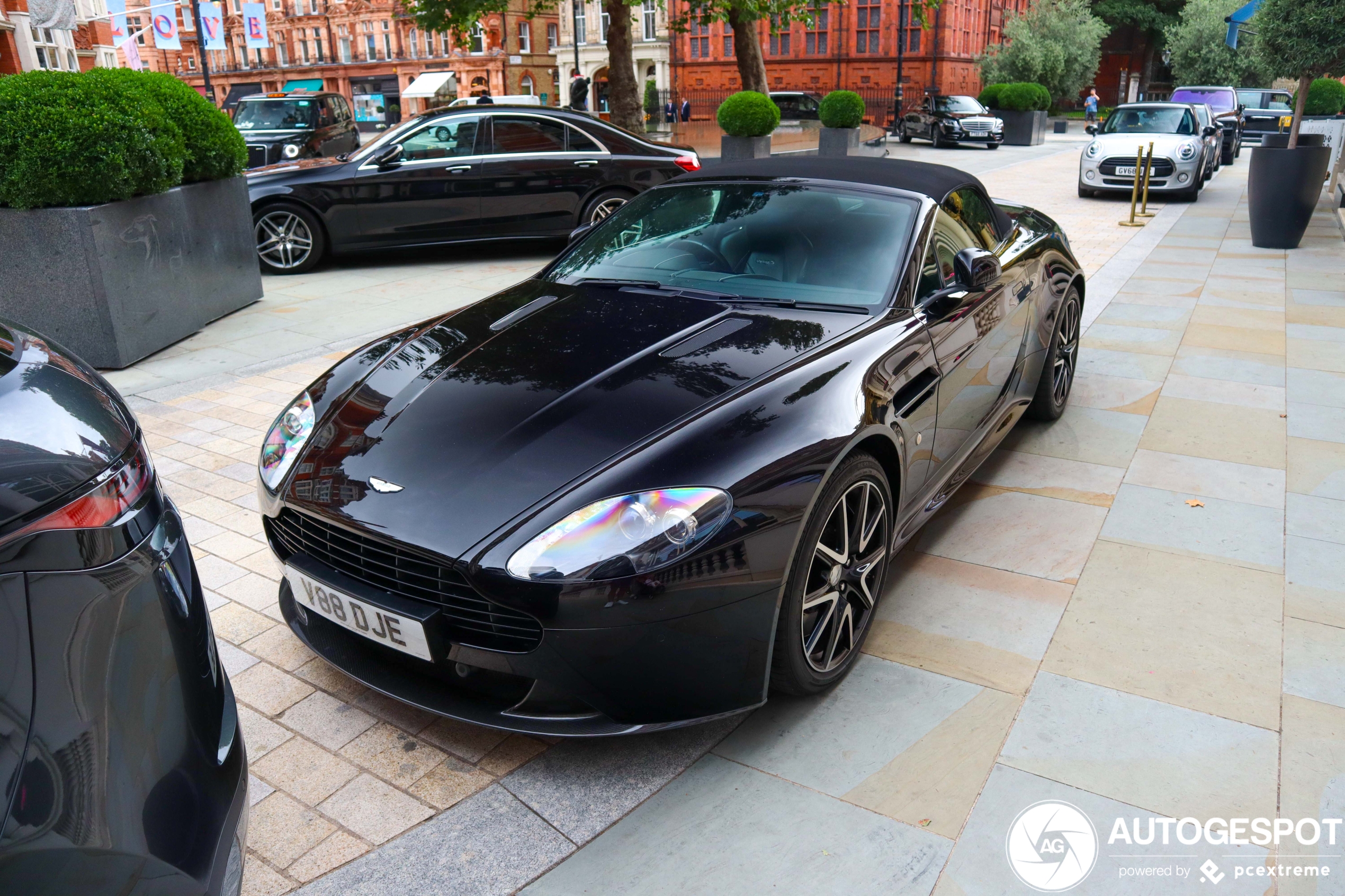 Aston Martin V8 Vantage Roadster 2012