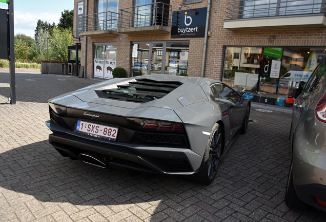 Lamborghini Aventador S LP740-4