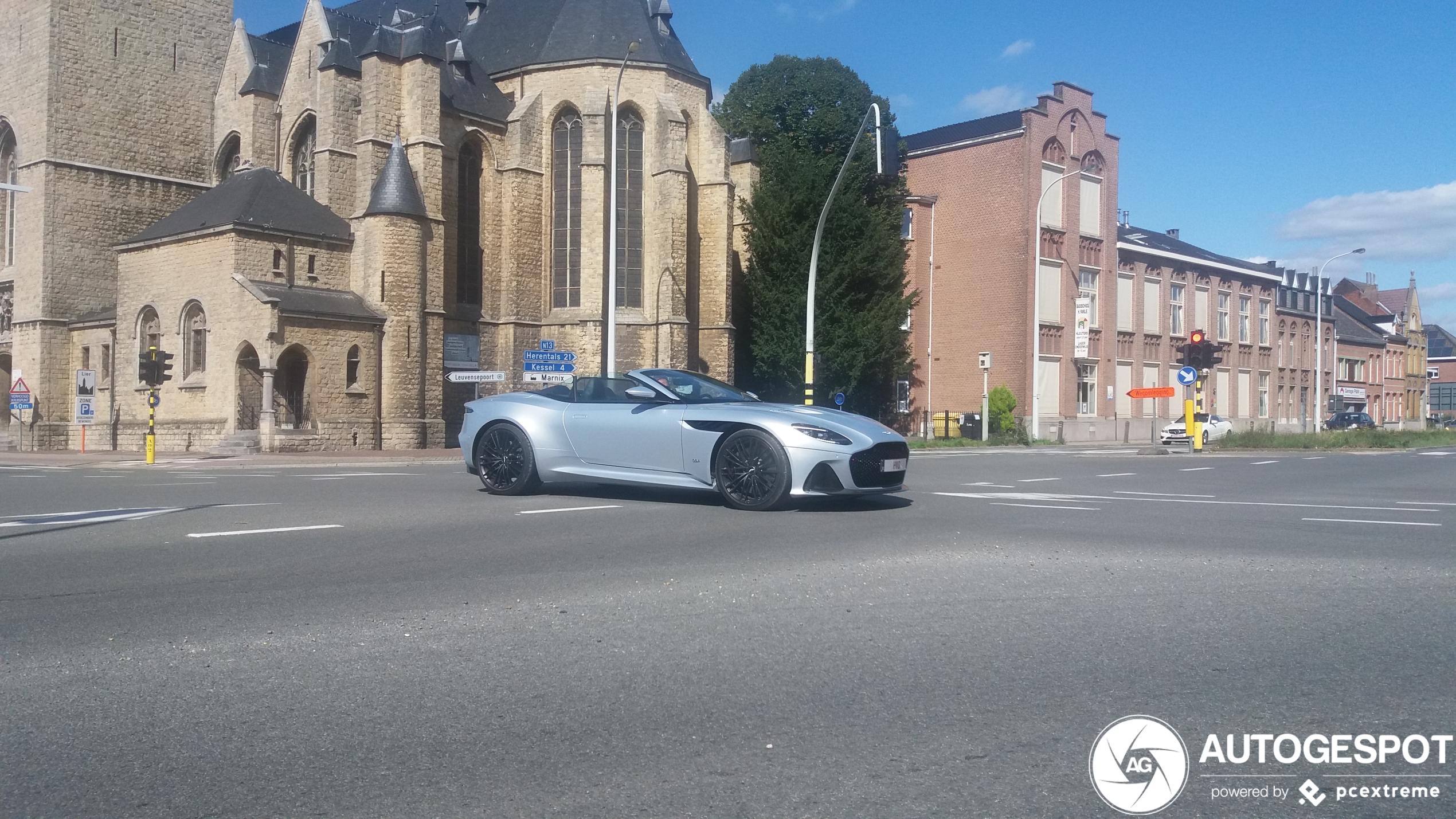 Aston Martin DBS Superleggera Volante