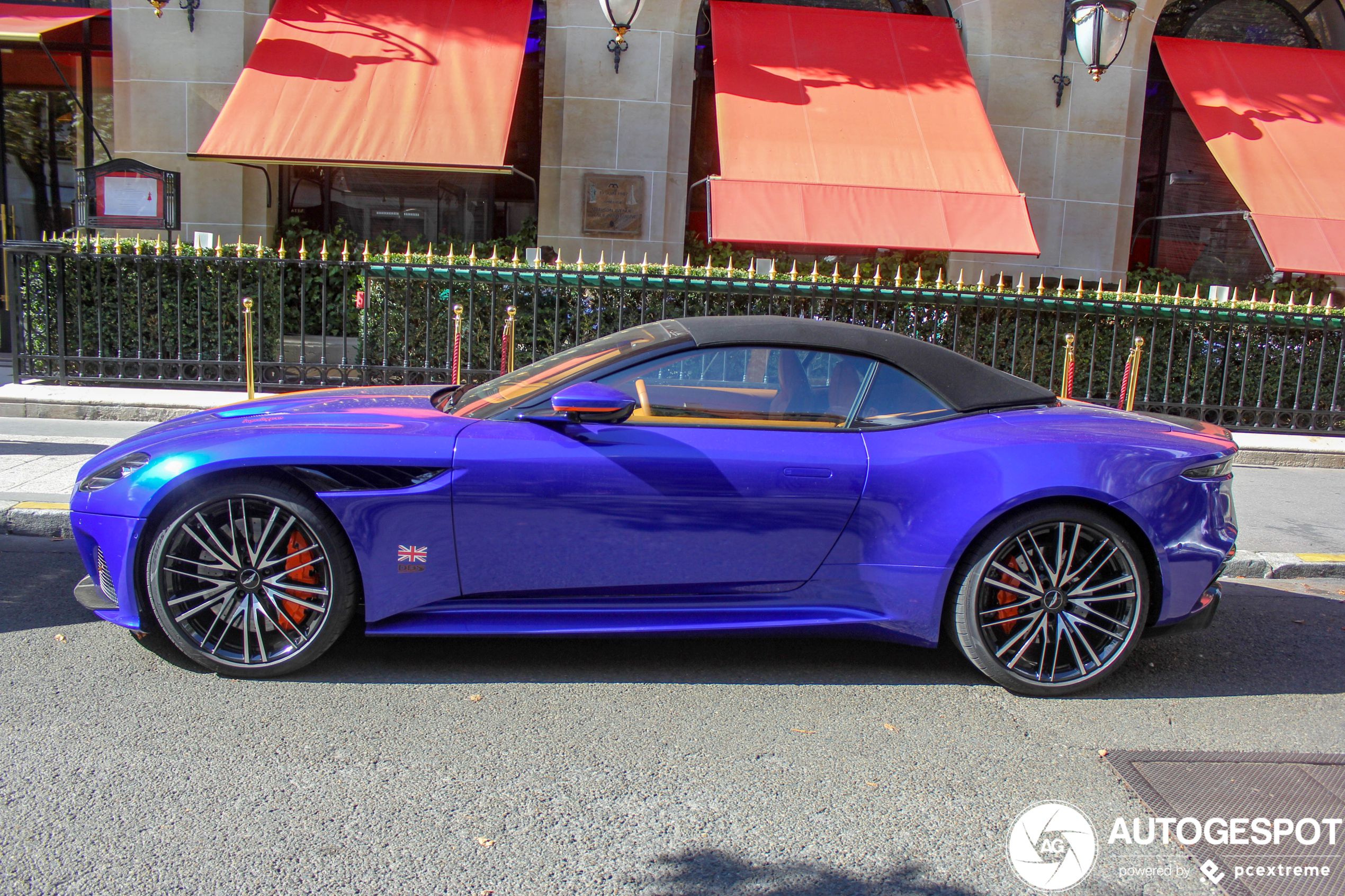 Wereld weer stukje vrolijk door deze fleurige Aston Martin DBS