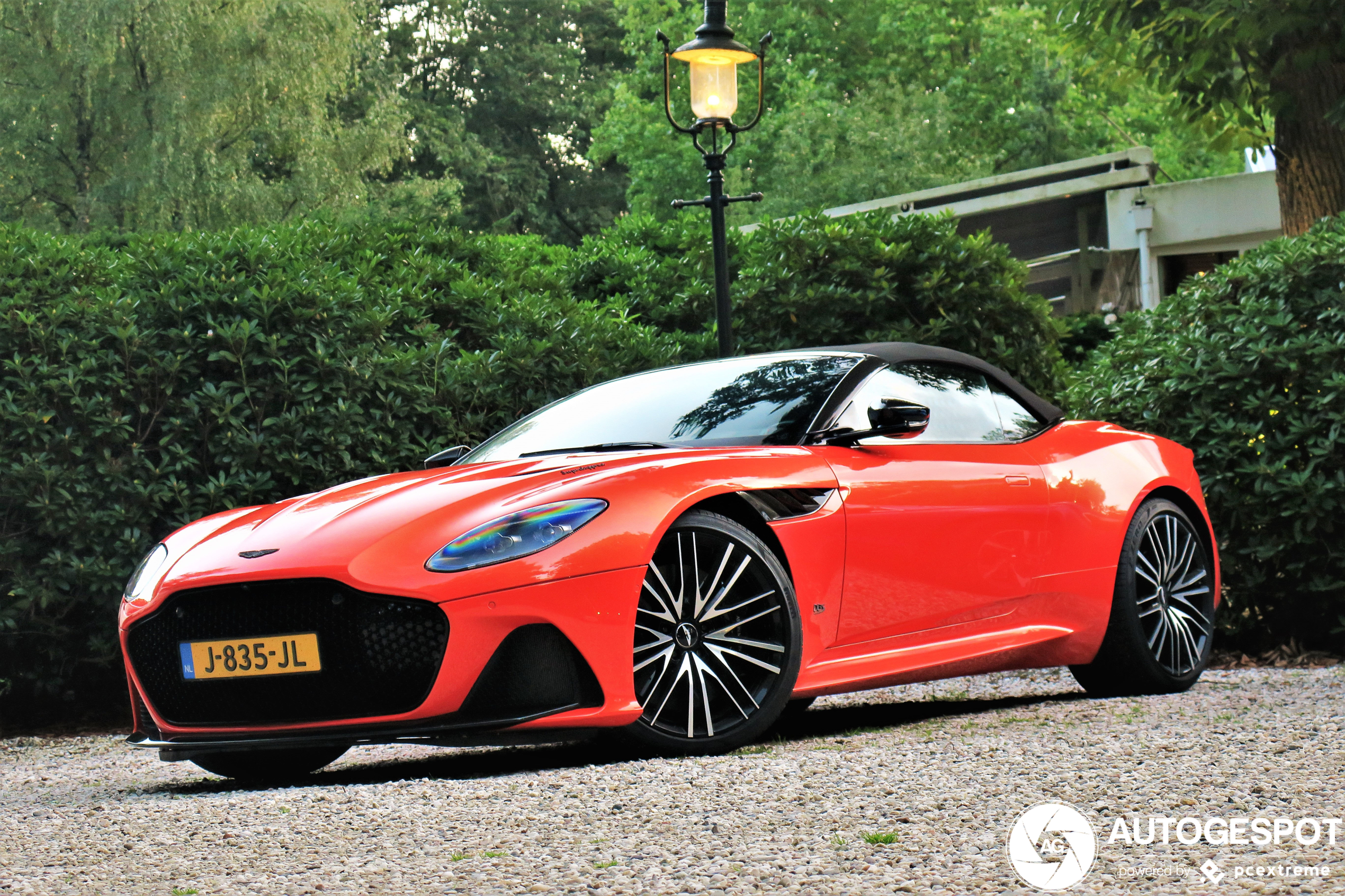 Aston Martin DBS Superleggera Volante