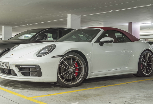 Porsche 992 Carrera 4S Cabriolet