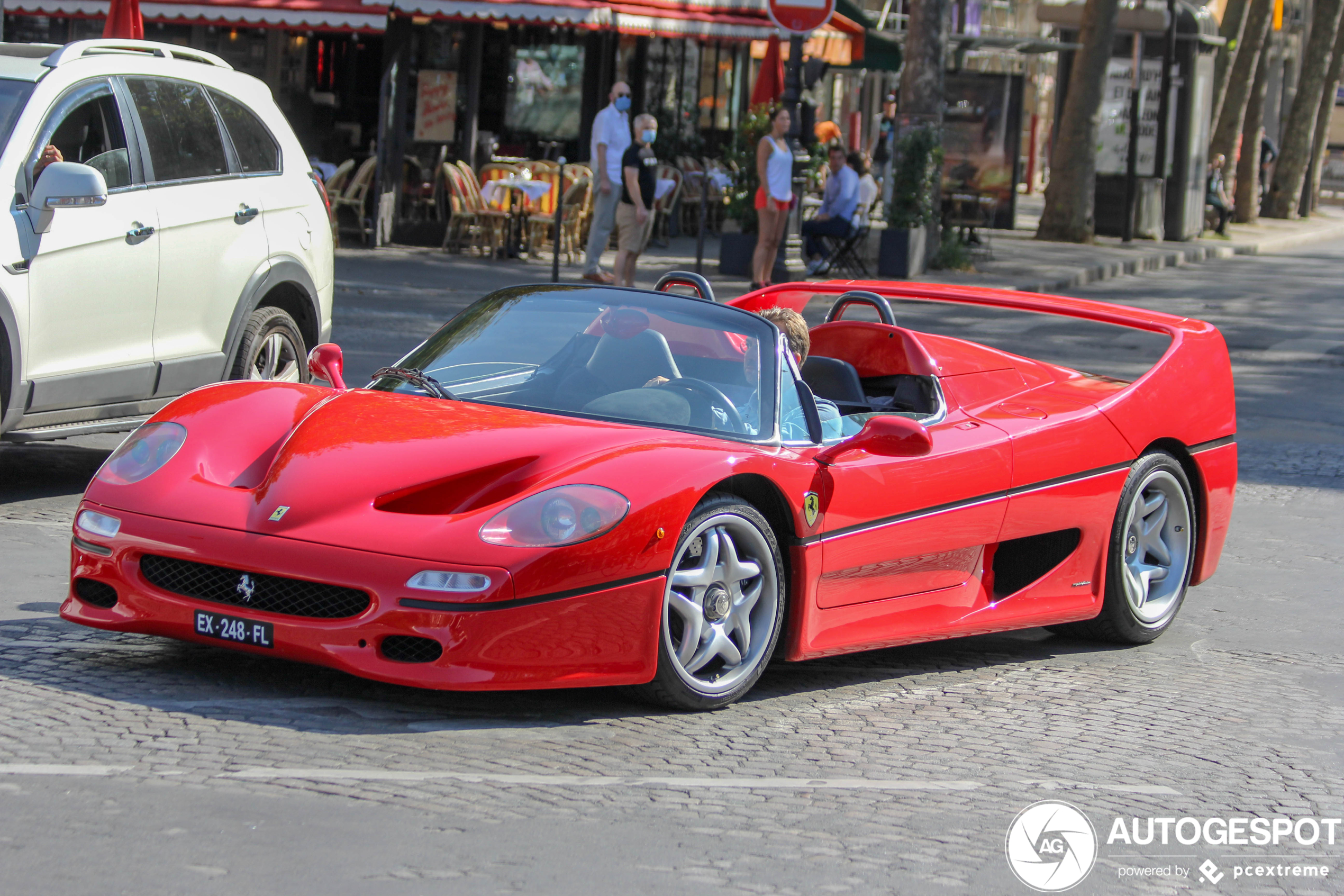 Ferrari F50 leukt Parijs behoorlijk op