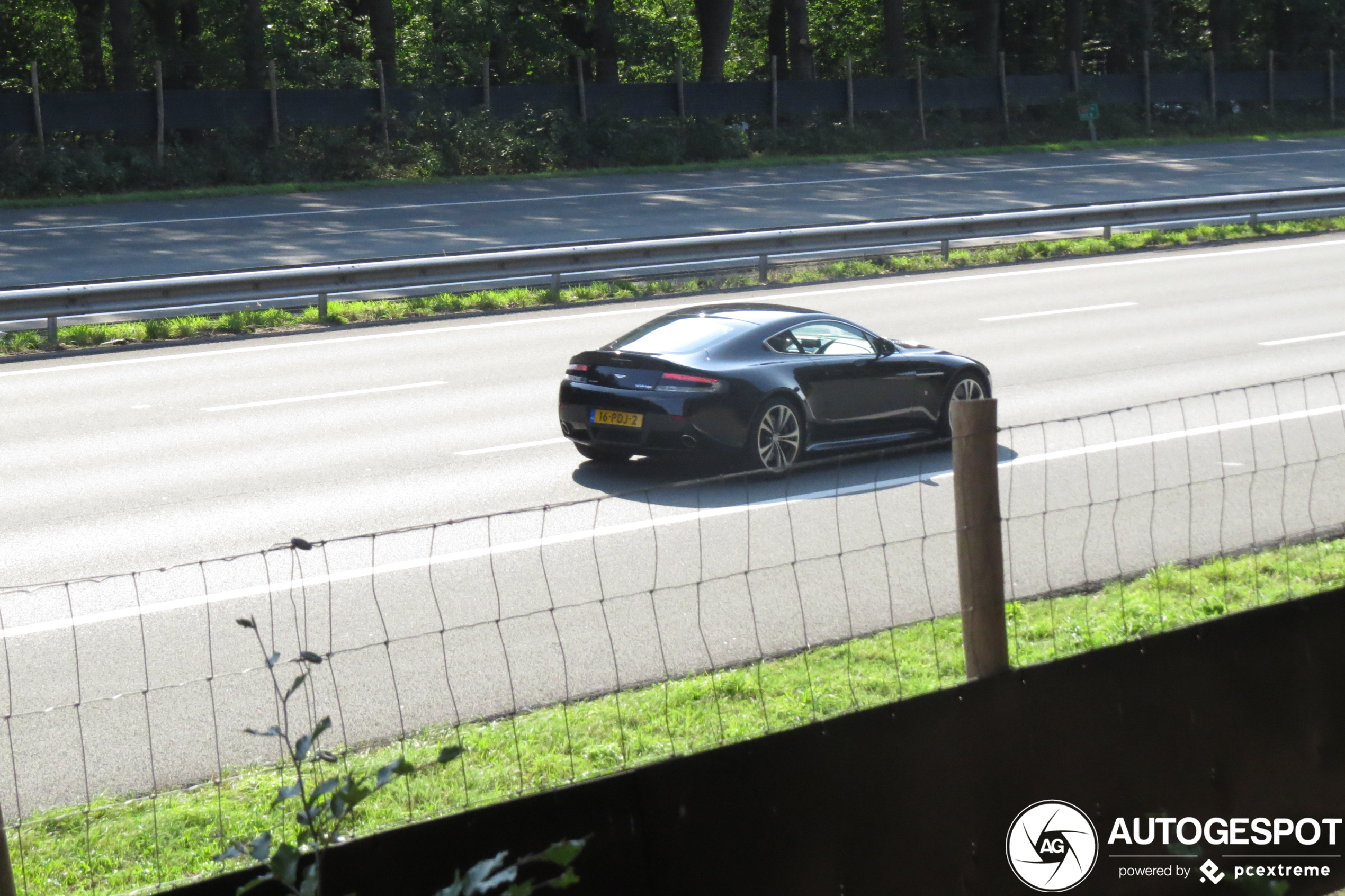 Aston Martin V12 Vantage Carbon Black Edition