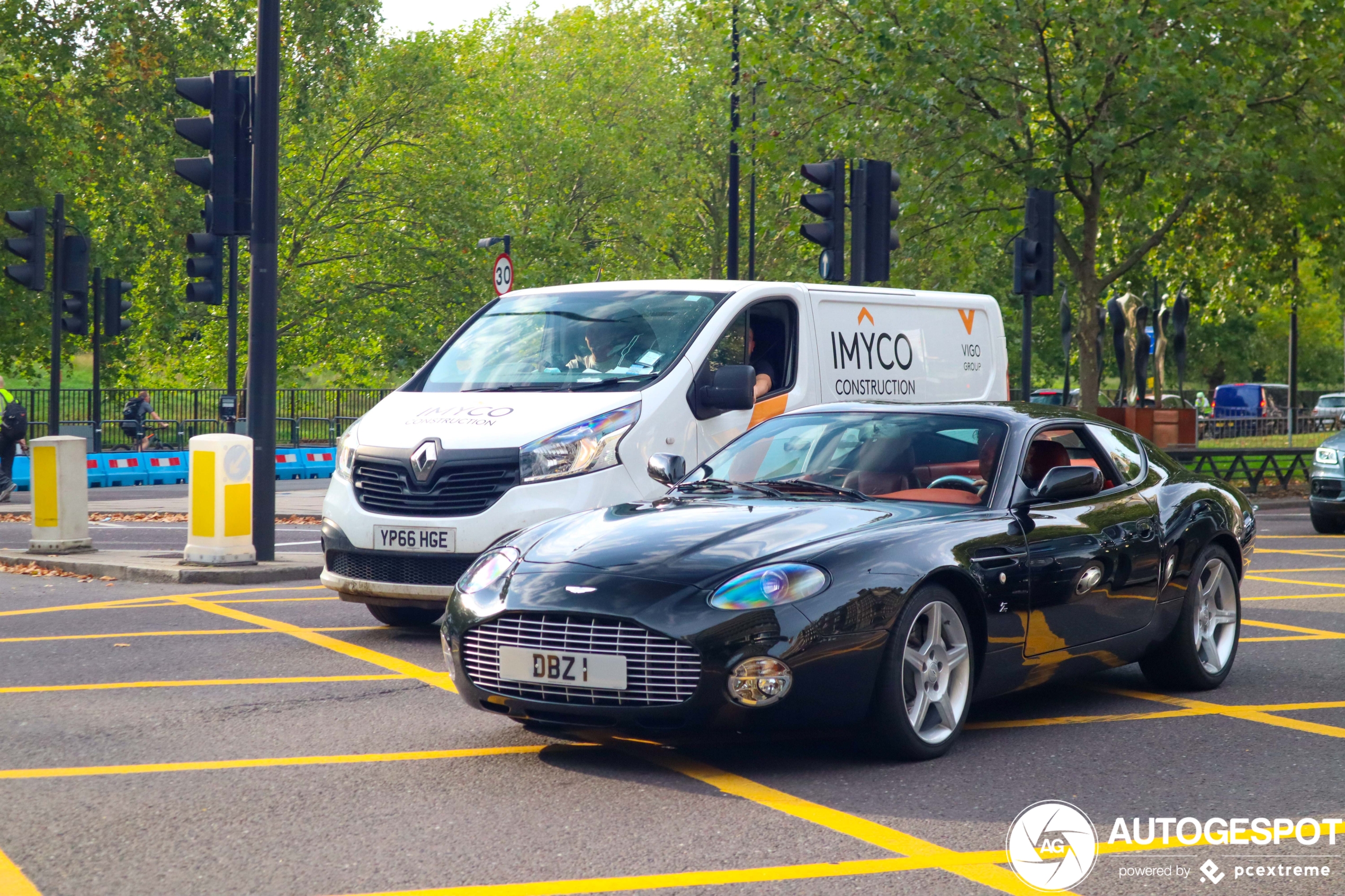 Aston Martin DB7 Zagato mengt zich in Londens stadsverkeer