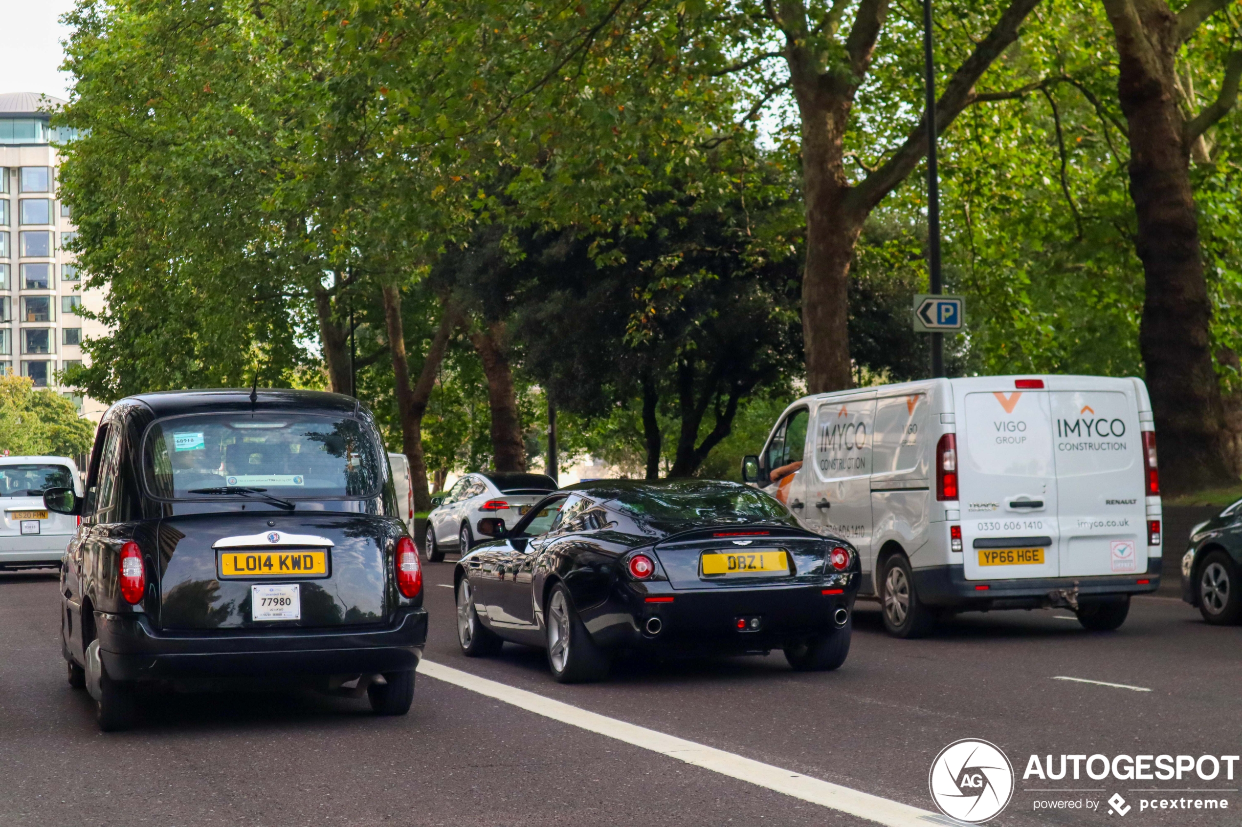 Aston Martin DB7 Zagato mengt zich in Londens stadsverkeer