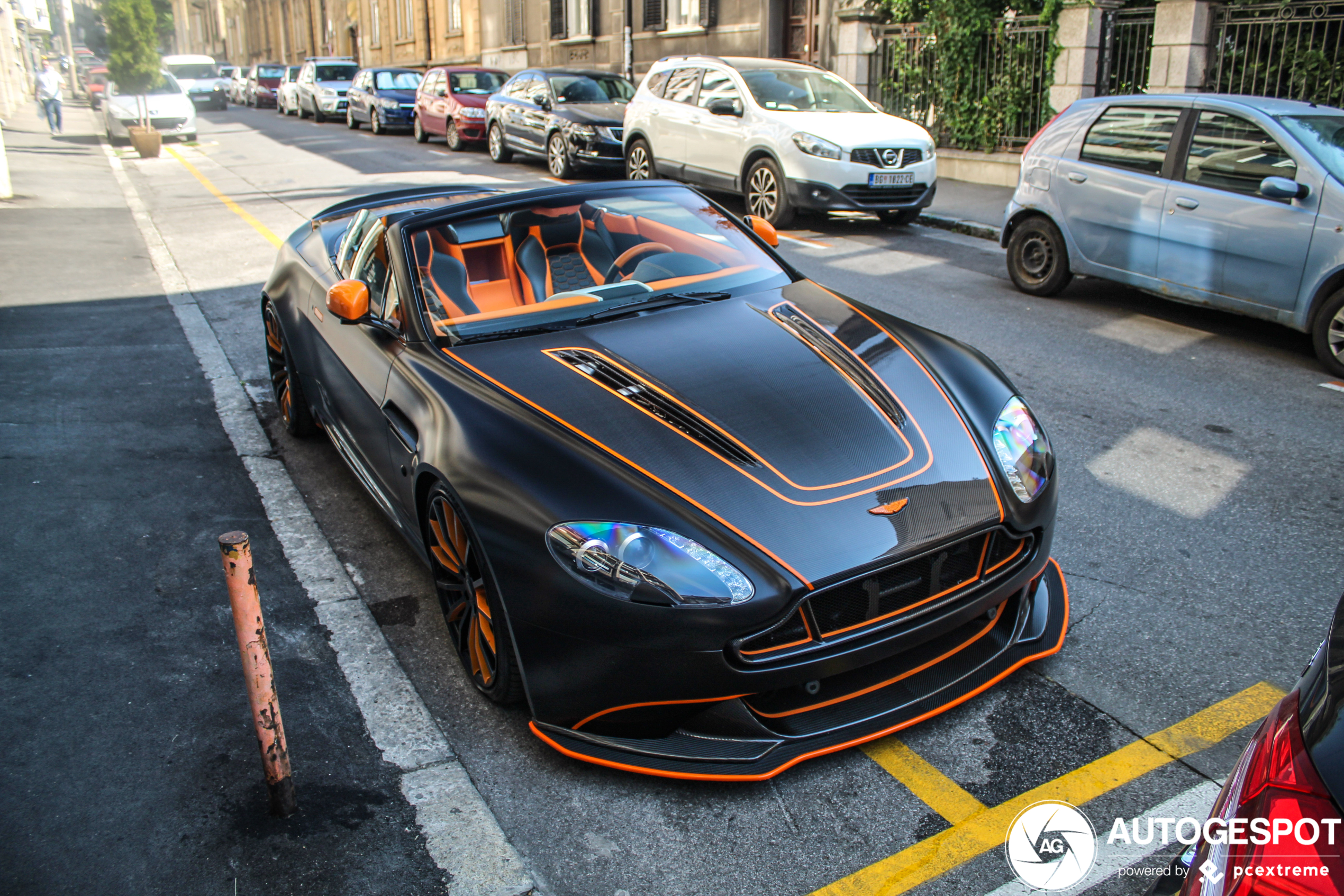 Aston Martin V8 Vantage Roadster behoorlijk aangepakt