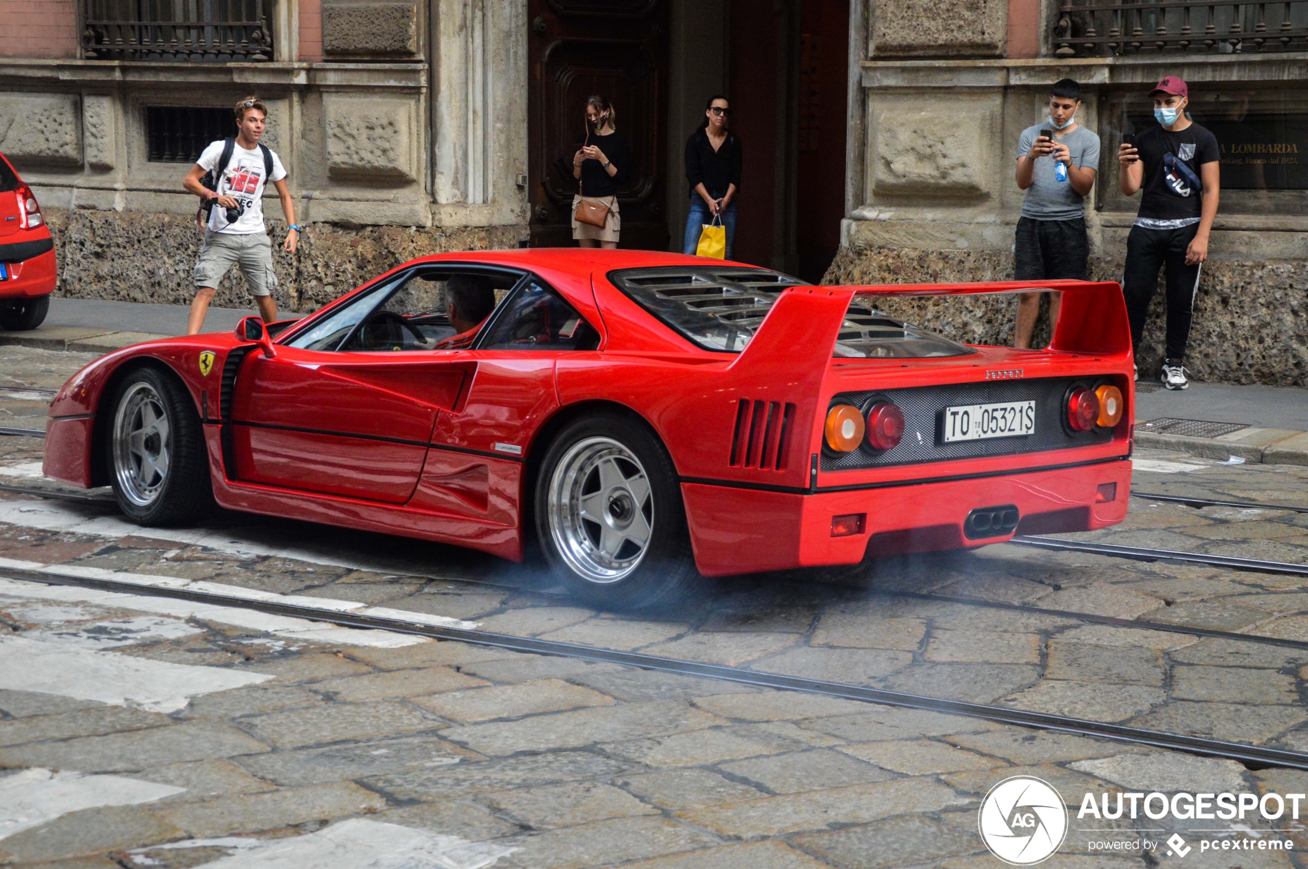 Ferrari F40 zet straten van Milaan blauw