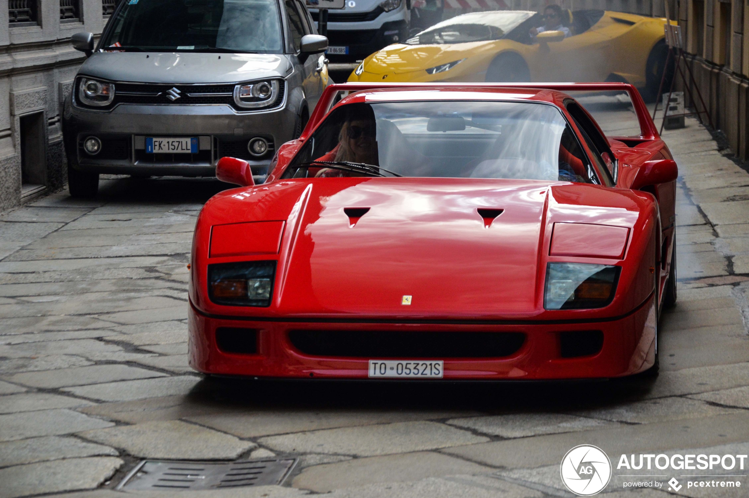 Ferrari F40 zet straten van Milaan blauw