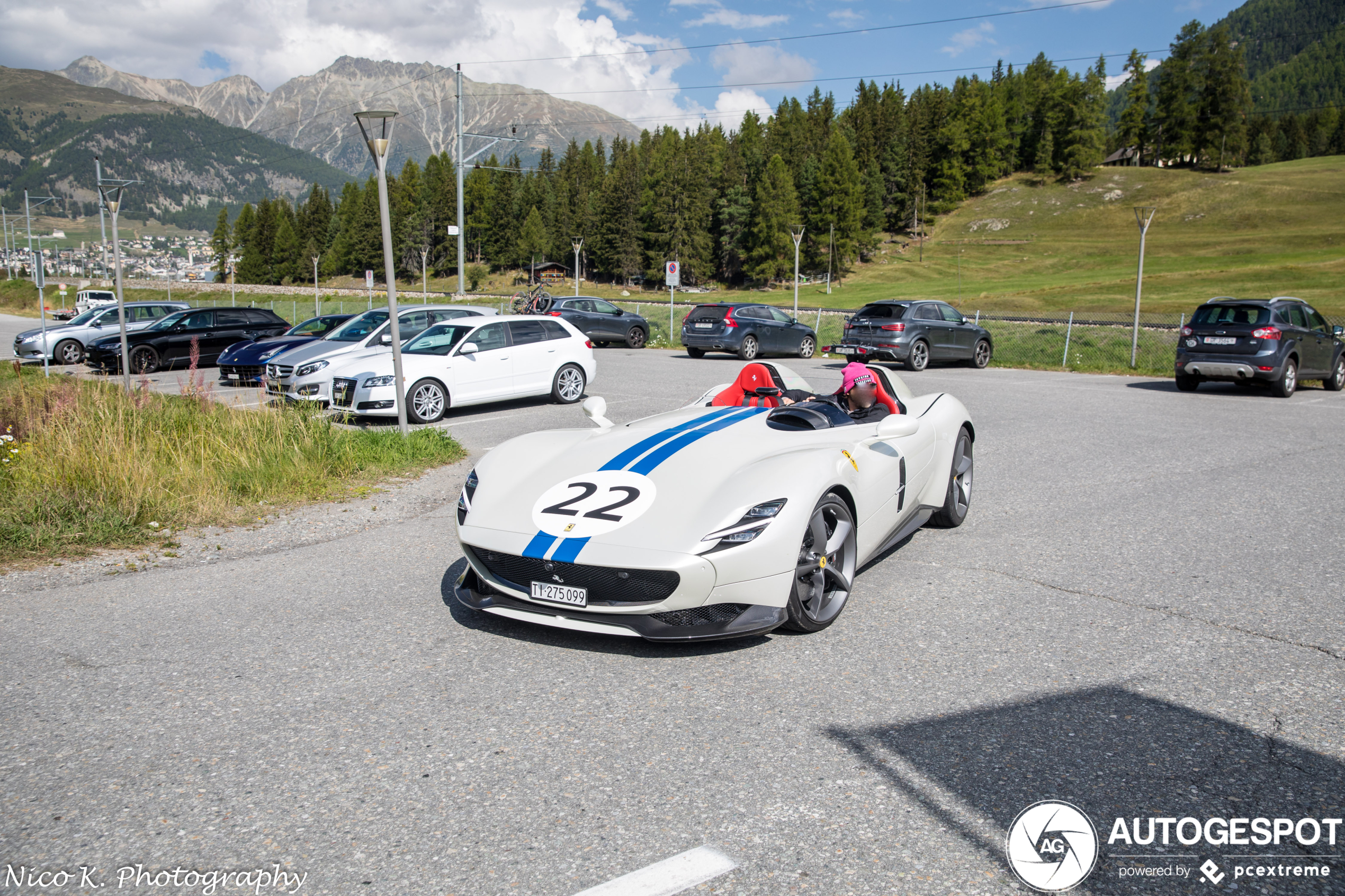 Ferrari Monza SP2 vlamt lekker door de bergen