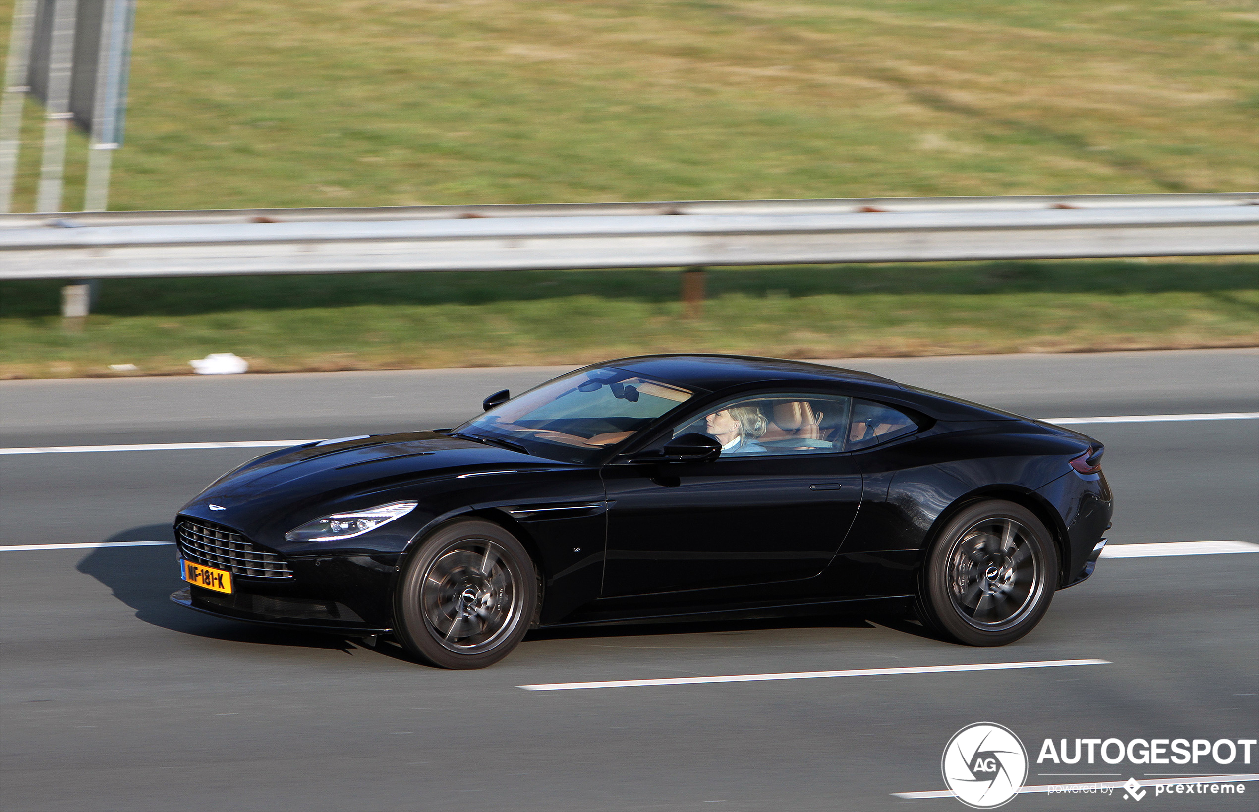 Aston Martin DB11