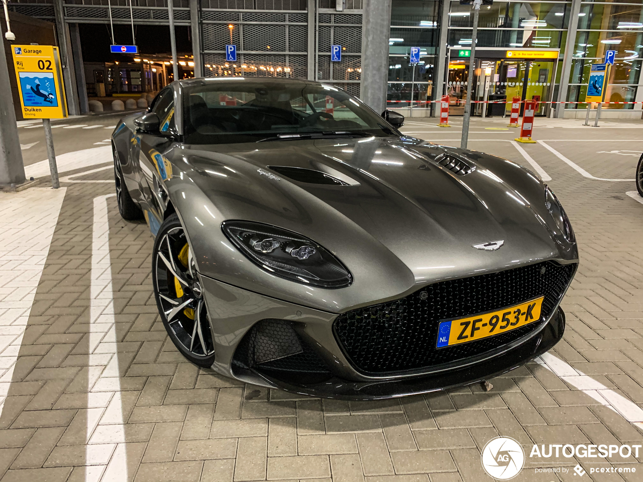 Aston Martin DBS Superleggera fleurt Schiphol een beetje op