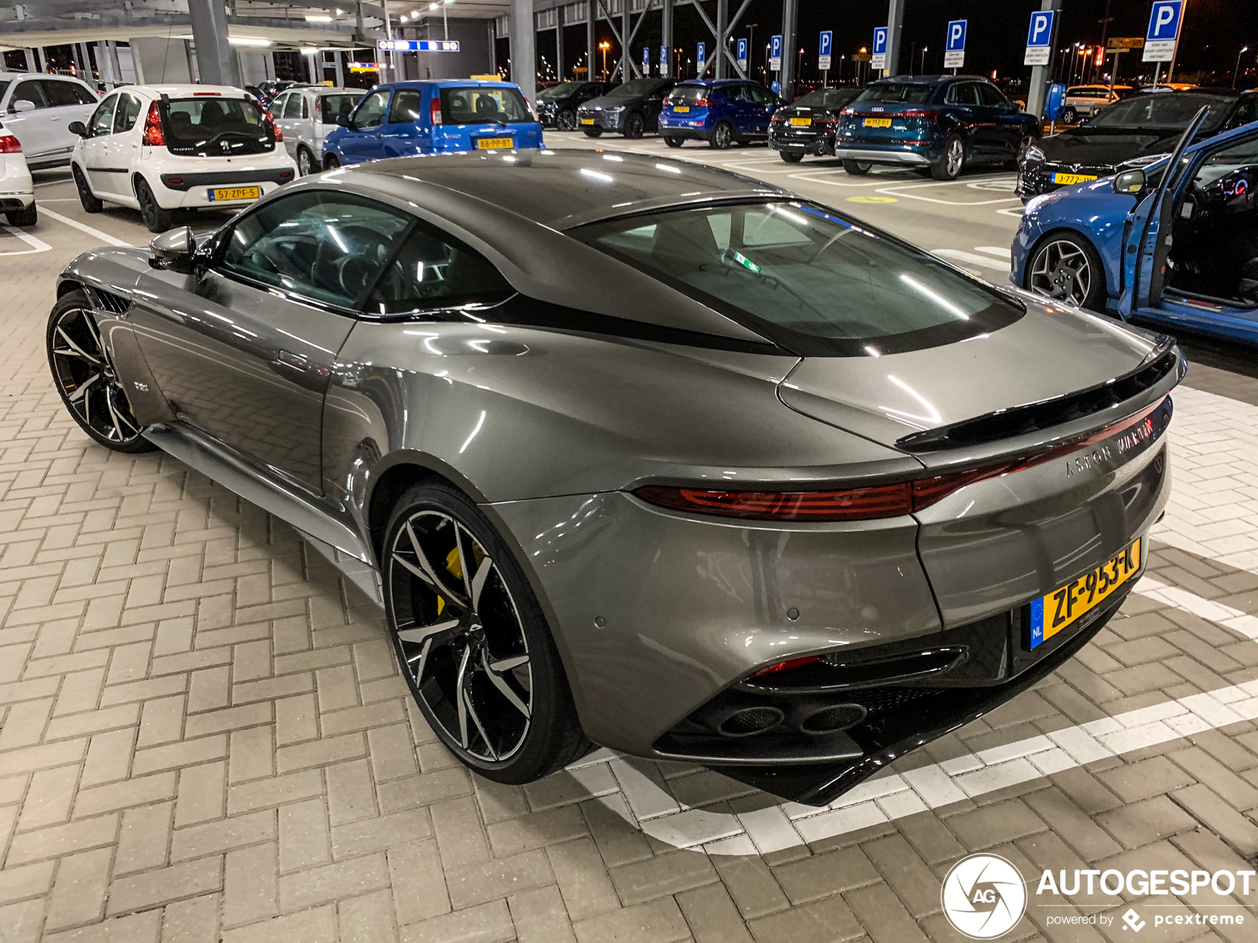 Aston Martin DBS Superleggera fleurt Schiphol een beetje op