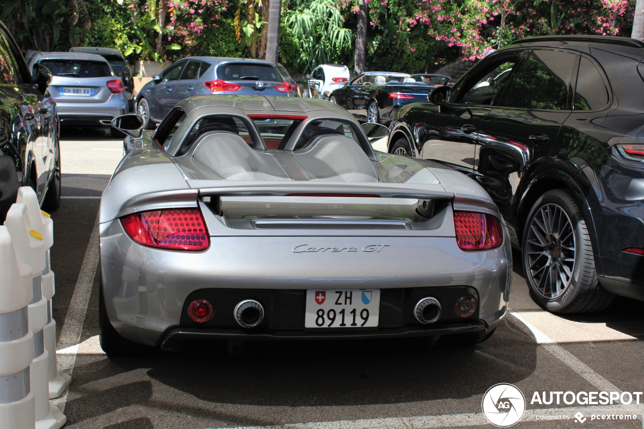 Deze Porsche Carrera GT reist lekker rond