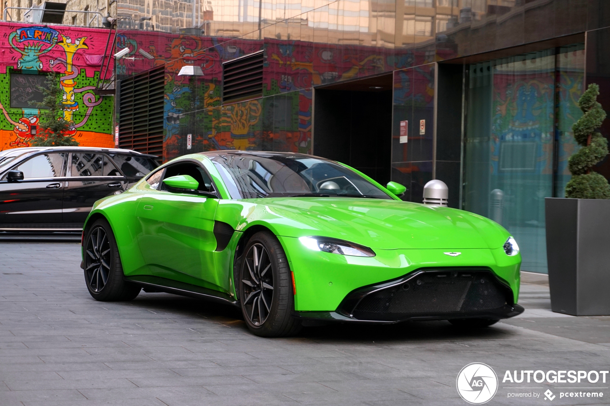 Aston Martin V8 Vantage vrolijkt Calgary op met zijn kleur