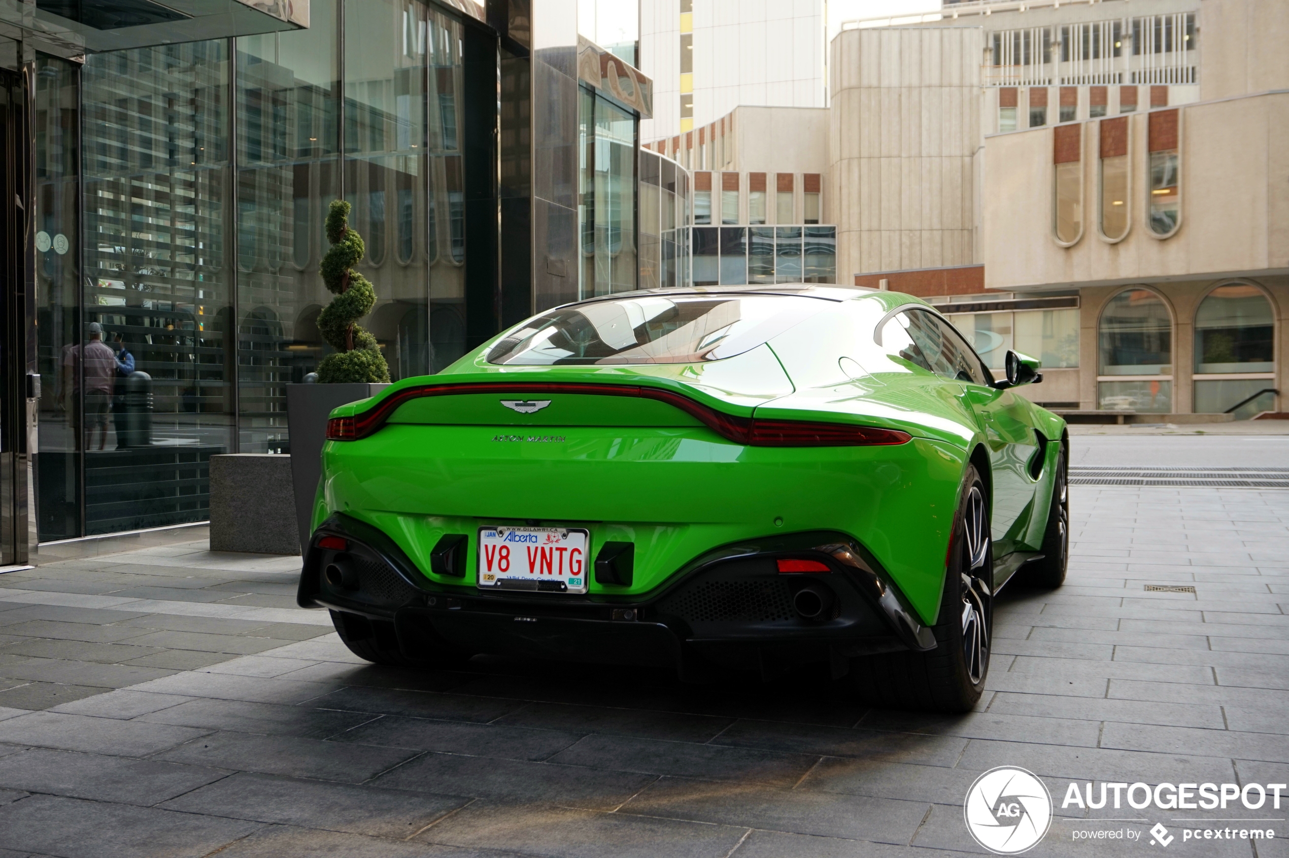 Aston Martin V8 Vantage vrolijkt Calgary op met zijn kleur