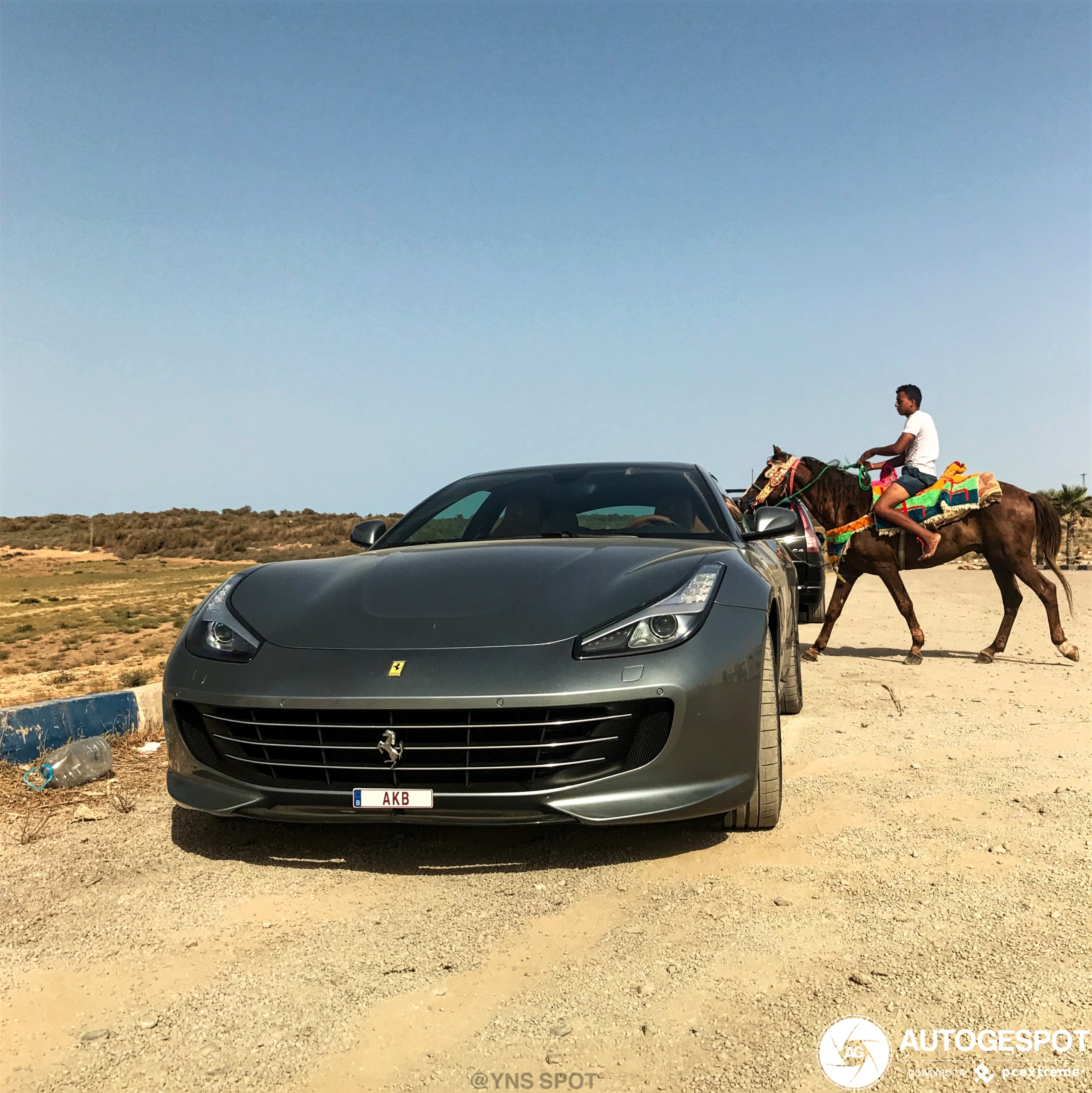 Ferrari GTC4Lusso T brengt bezoek aan Nador, Marokko