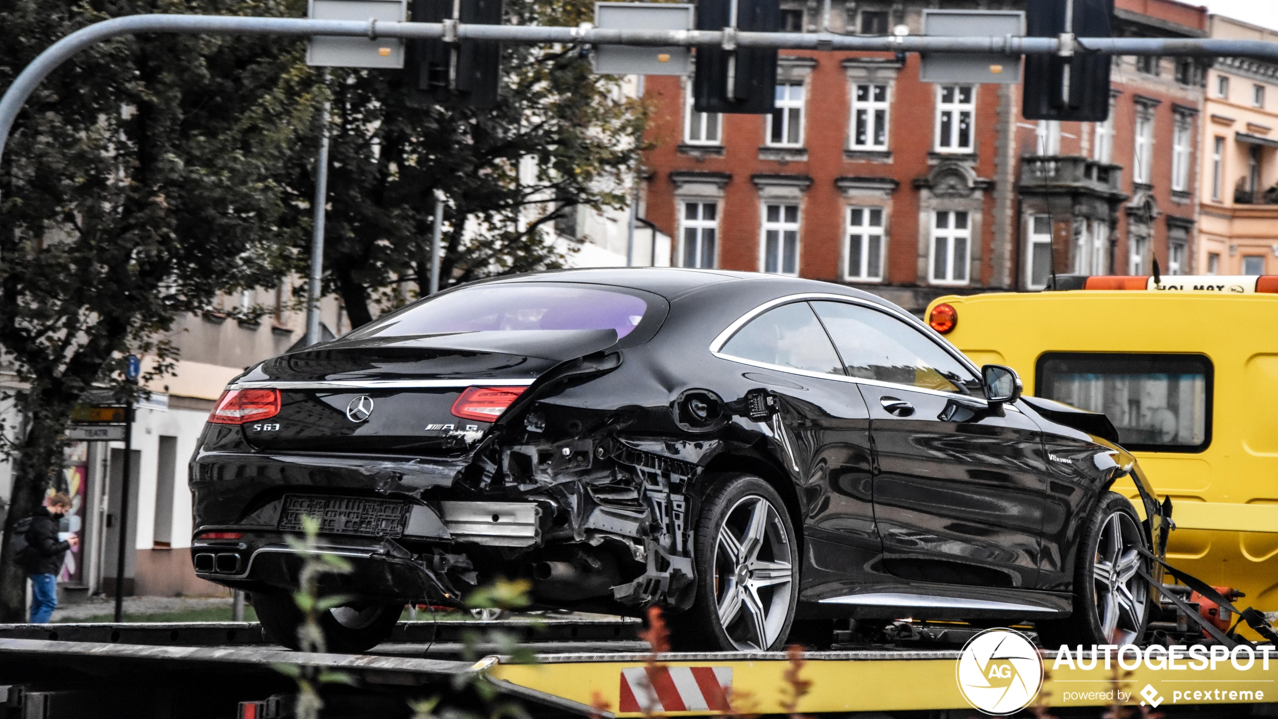 Ouch, Mercedes-AMG S 63 Coupé zal even niet meer rijden