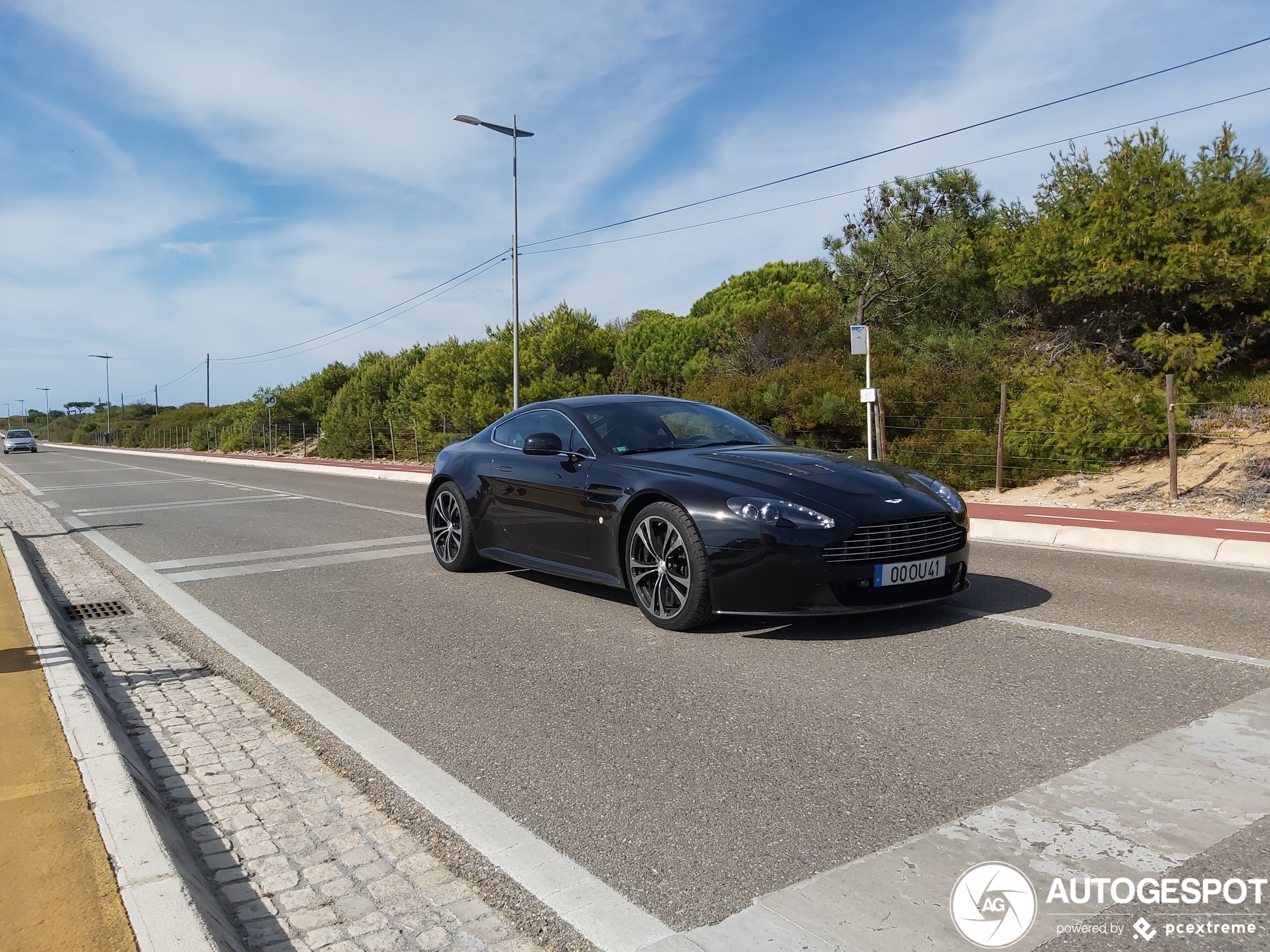 Aston Martin V12 Vantage Carbon Black Edition