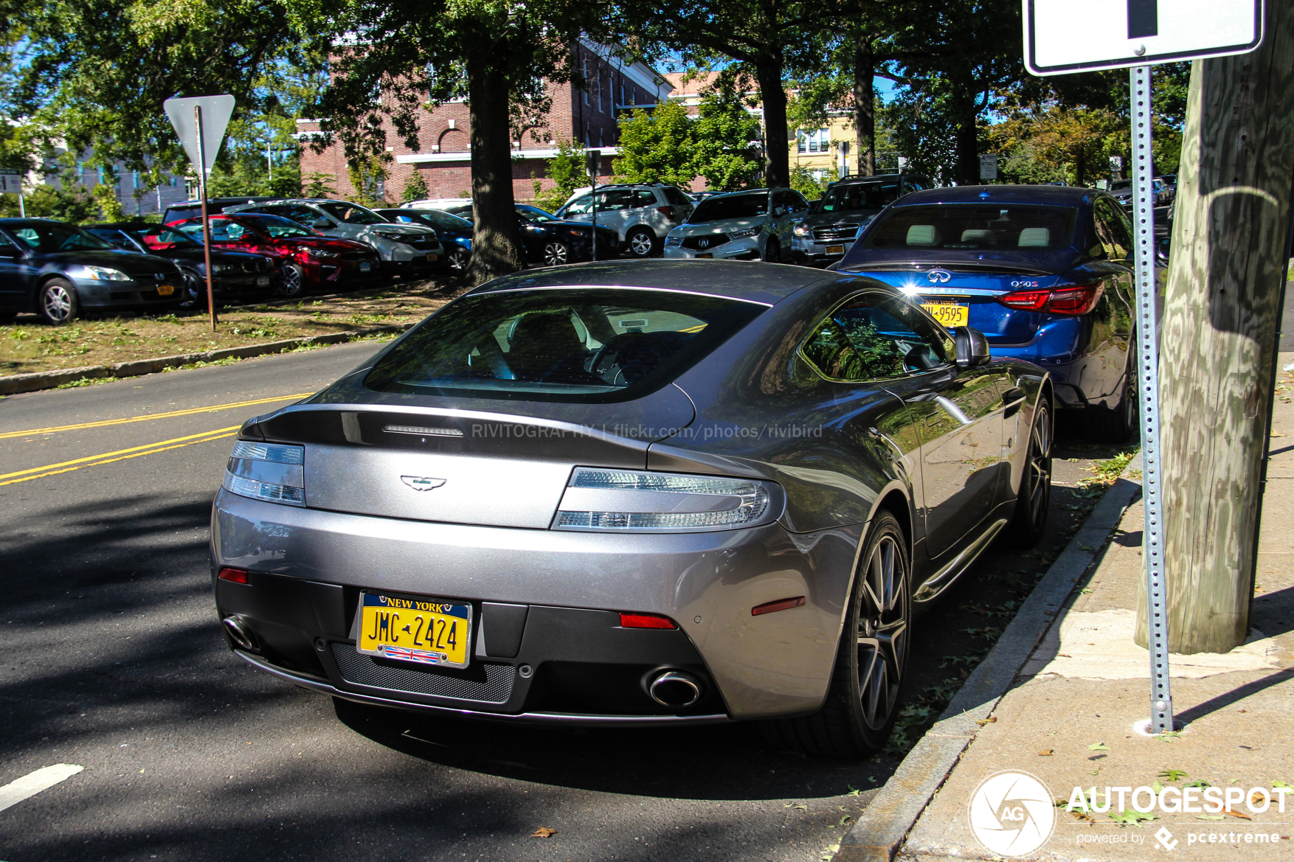 Aston Martin V8 Vantage 2012