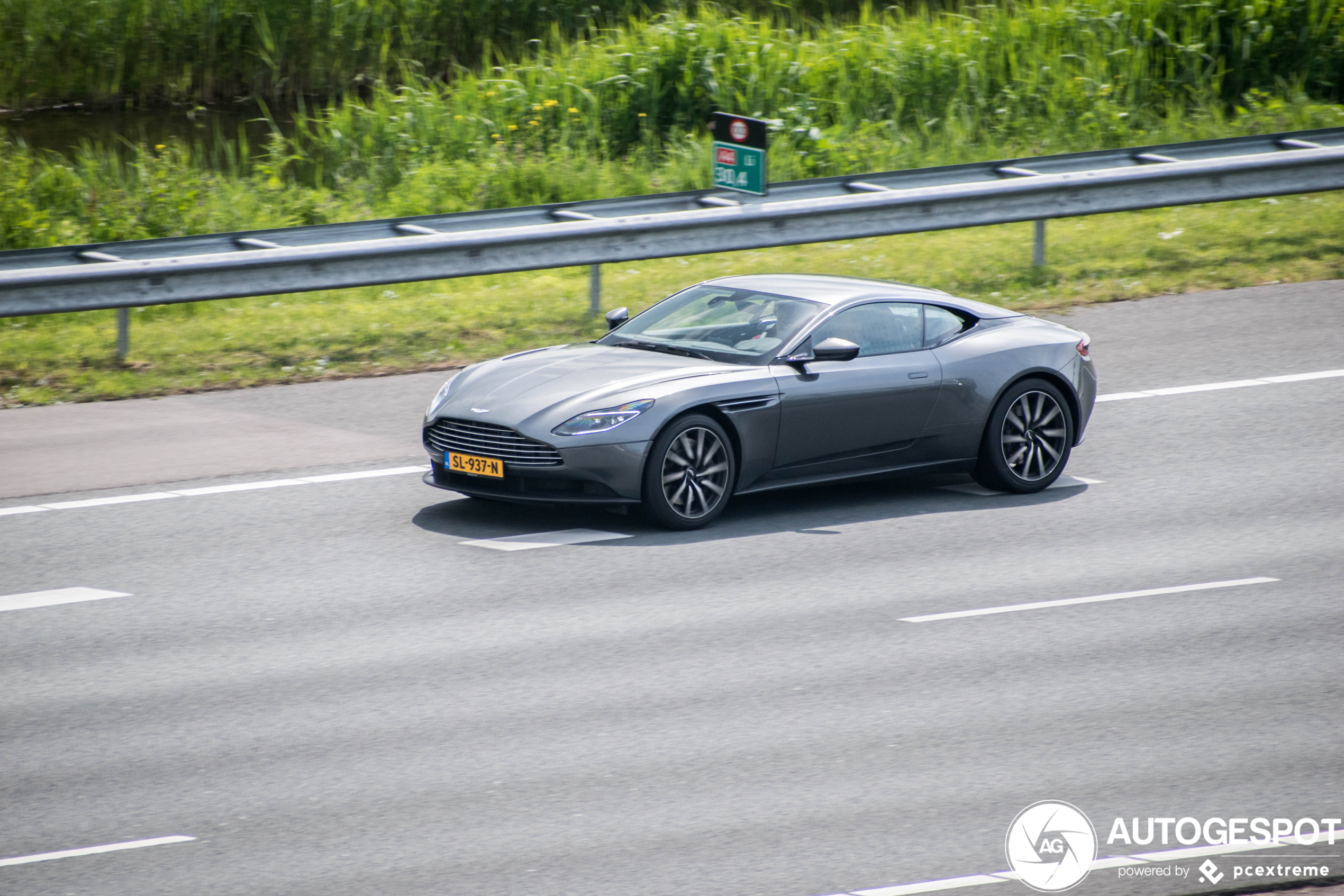 Aston Martin DB11 V8