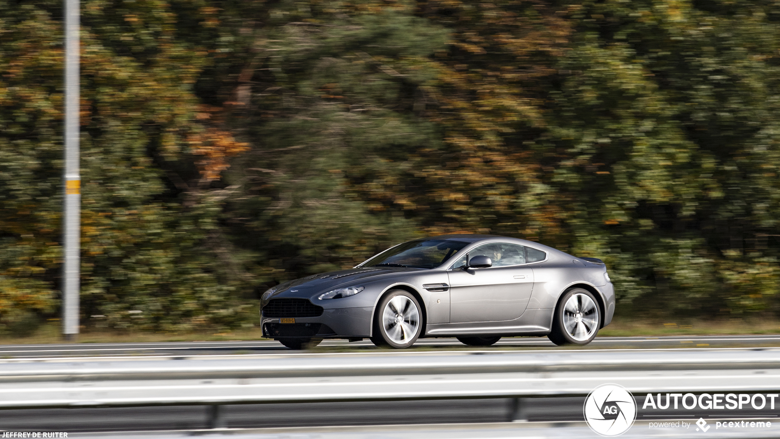 Aston Martin V12 Vantage