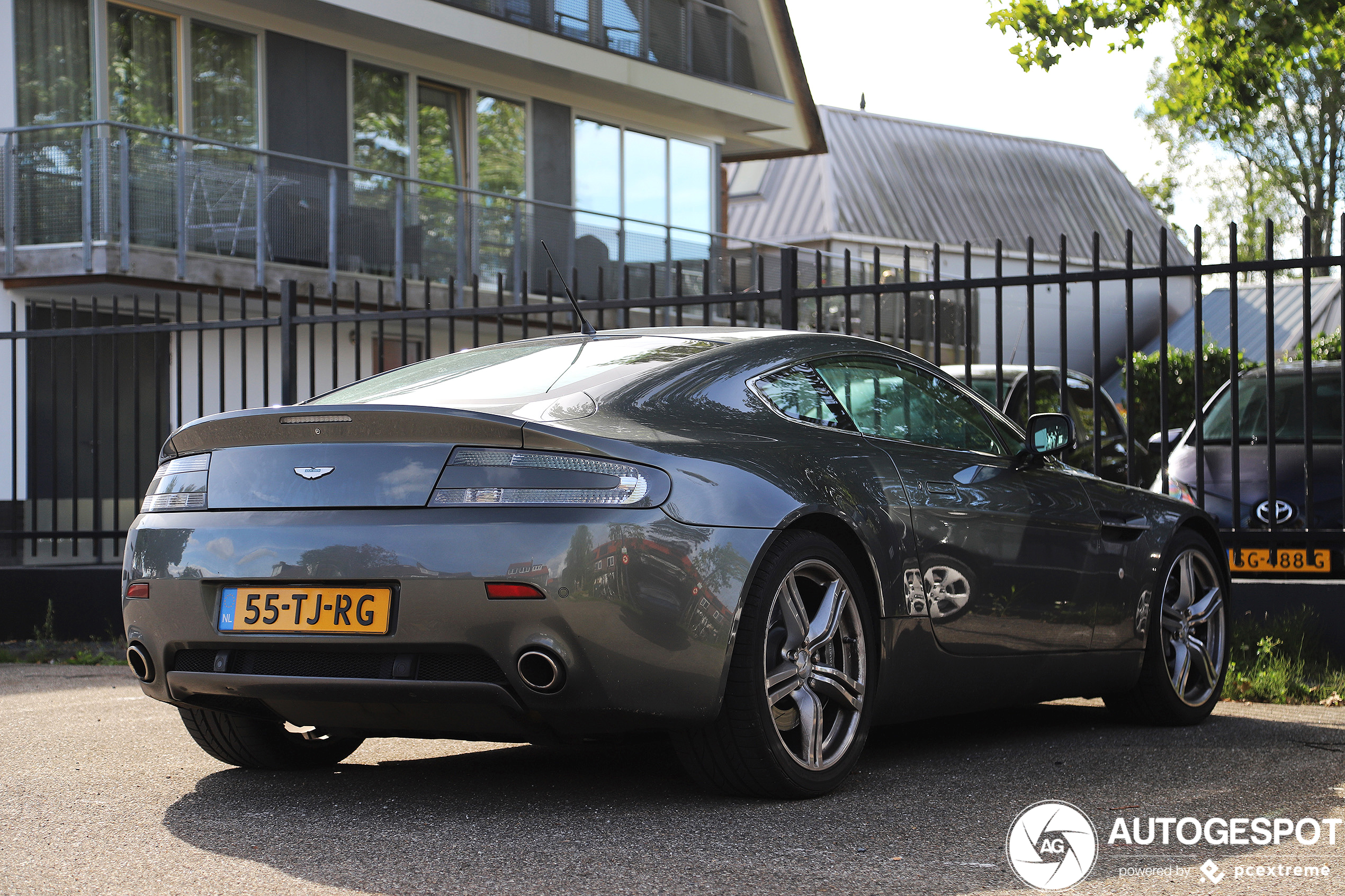 Aston Martin V8 Vantage