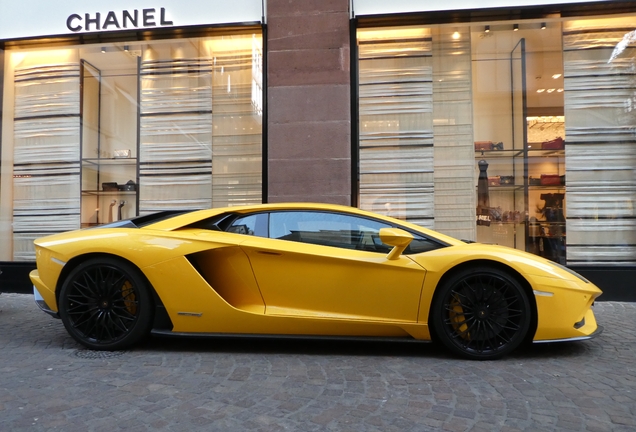 Lamborghini Aventador S LP740-4