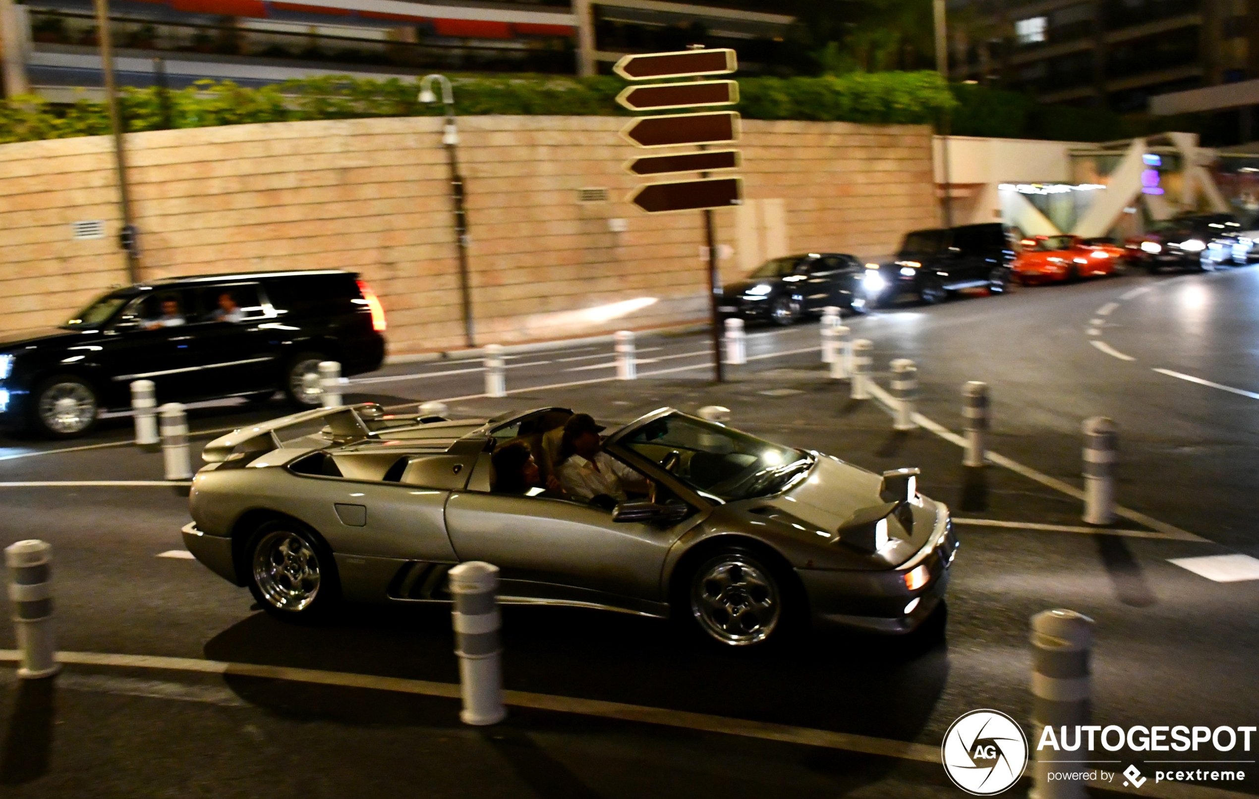 Lamborghini Diablo VT Roadster danst door de nacht