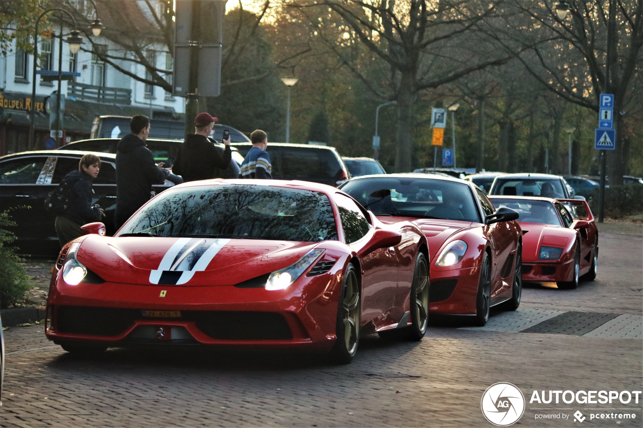 Combo van gelimiteerde Ferrari's paradeert door Laren